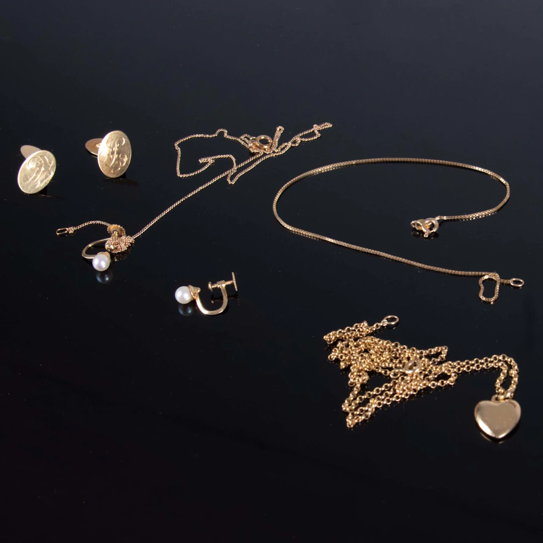 COLLIER, MANCHETTKNAPPAR SAMT ÖRHÄNGEN 18 k guld 12,71 g.