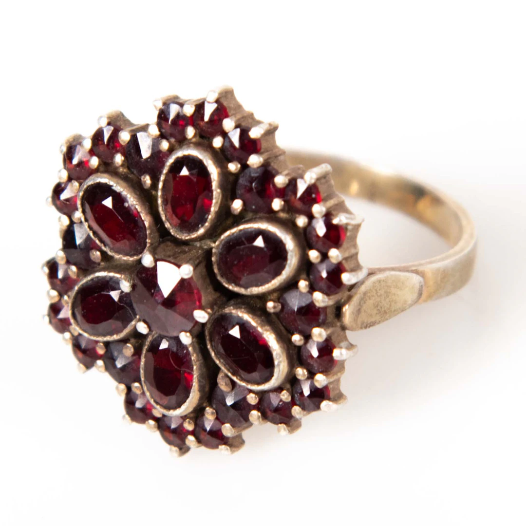 RING. S.k klusterring / blomsterring, silver och granater.