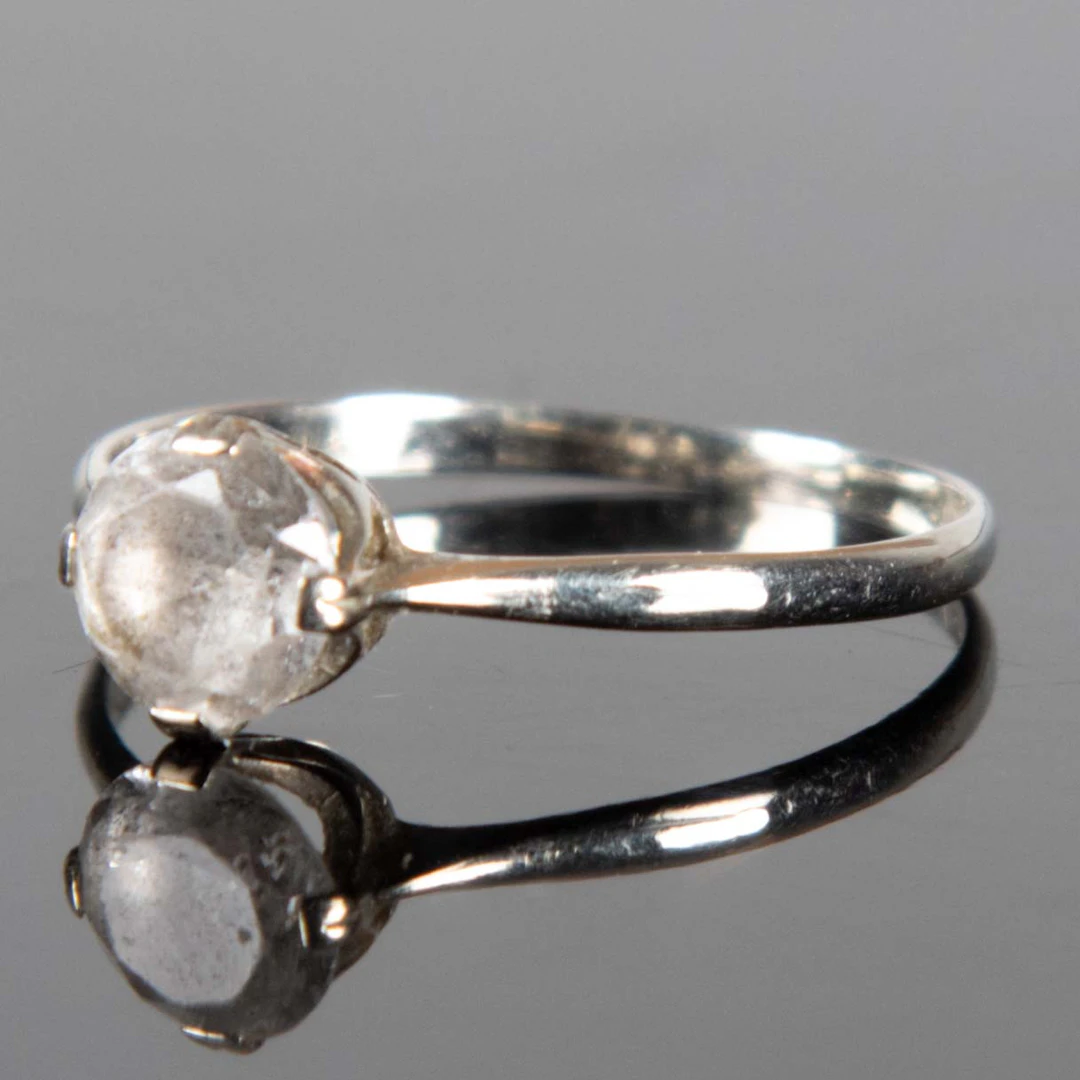 RING 18K. Vitguld och bergskristall.