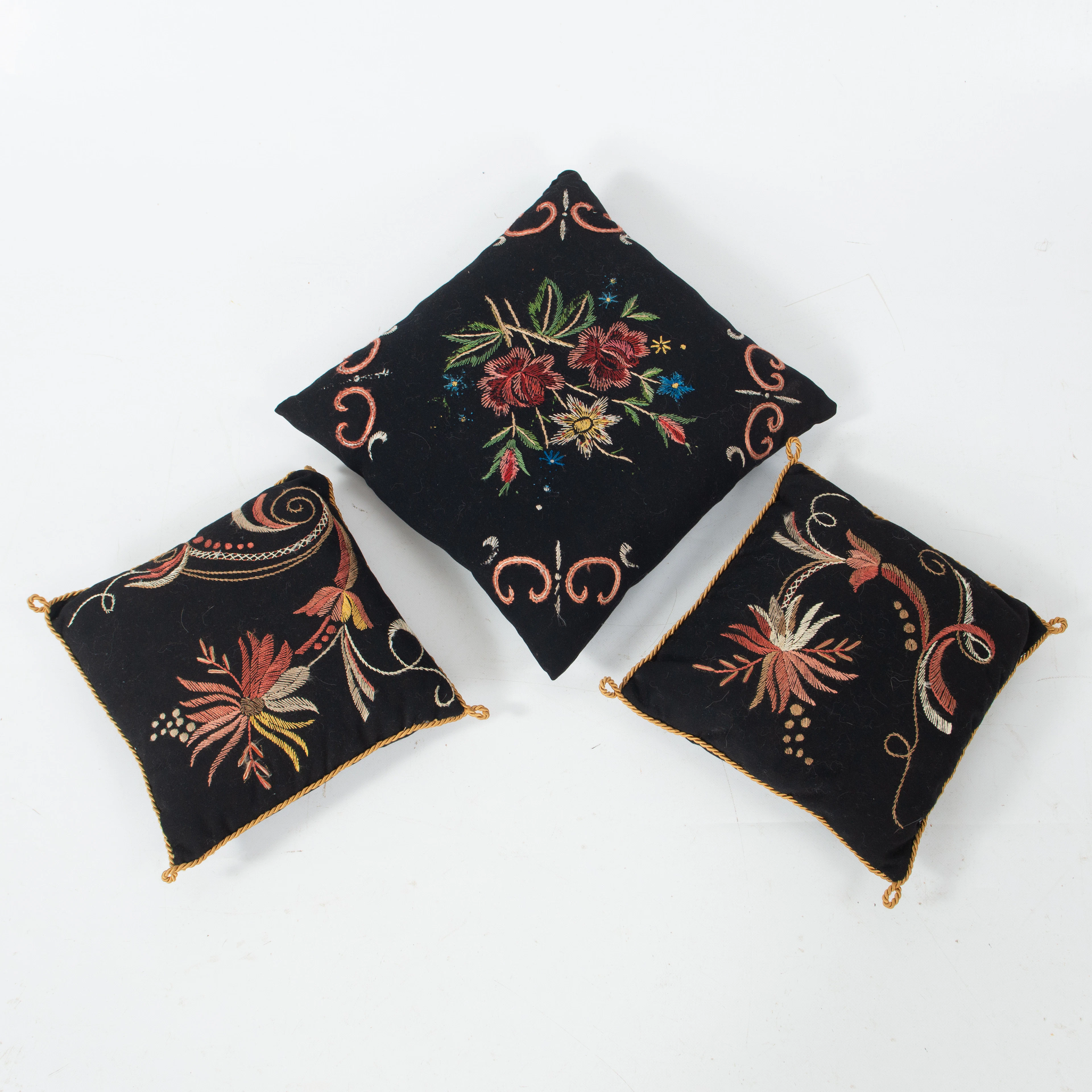 KUDDAR. 3 st, handbroderade, 1930-talet.