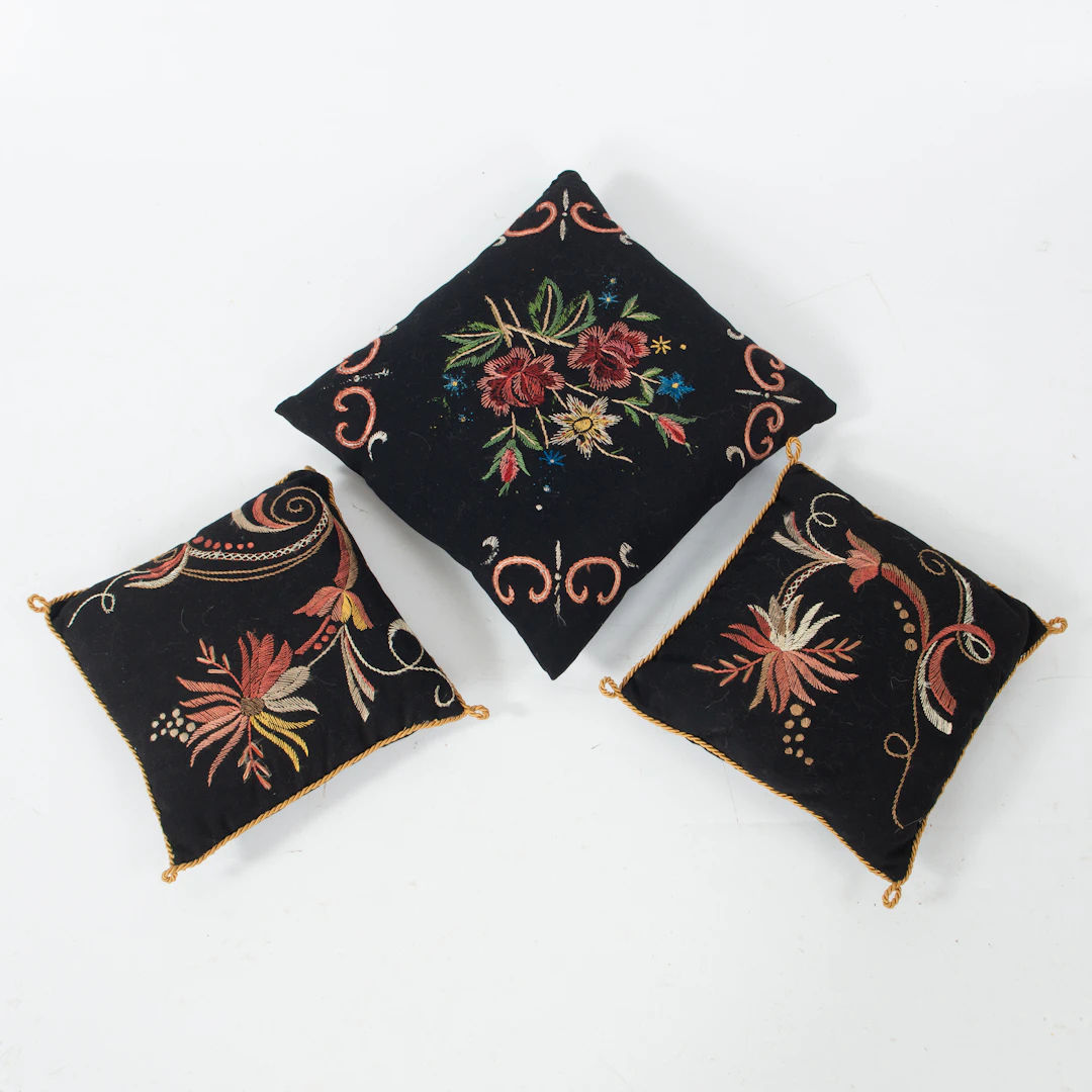 KUDDAR. 3 st, handbroderade, 1930-talet.
