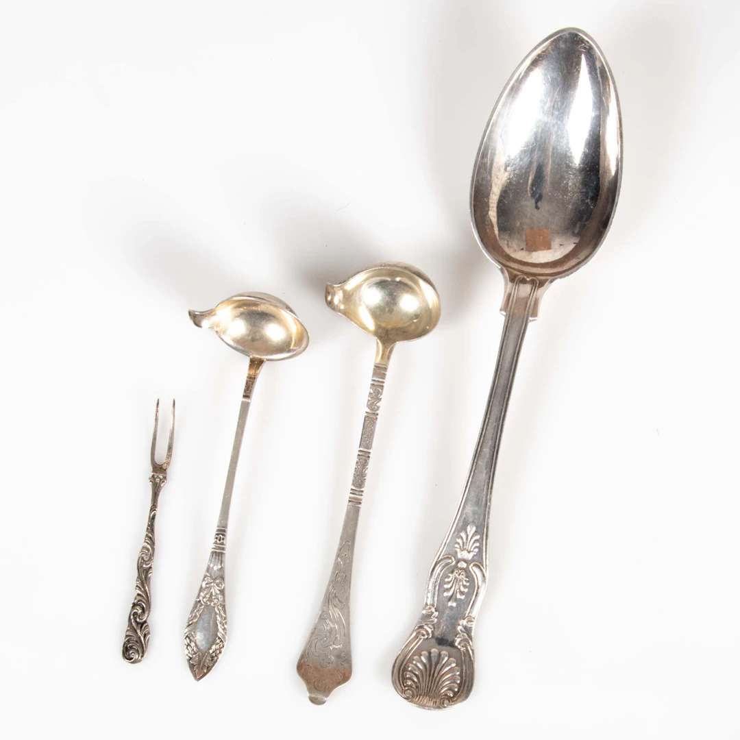 BESTICK SILVER. Ragusked "Engelsk snäck", plockgaffel, slevar. Danmark