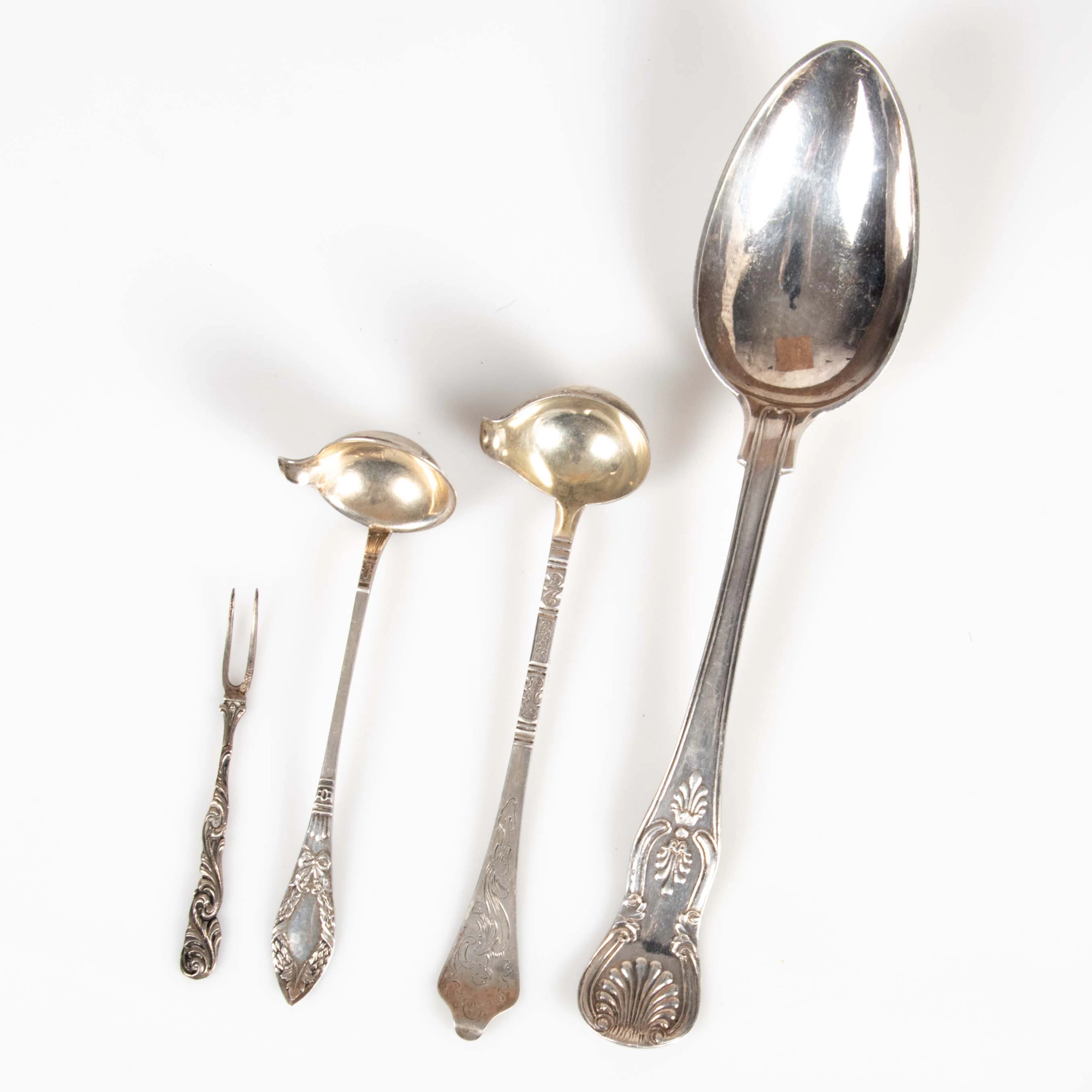 BESTICK SILVER. Ragusked "Engelsk snäck", plockgaffel, slevar. Danmark