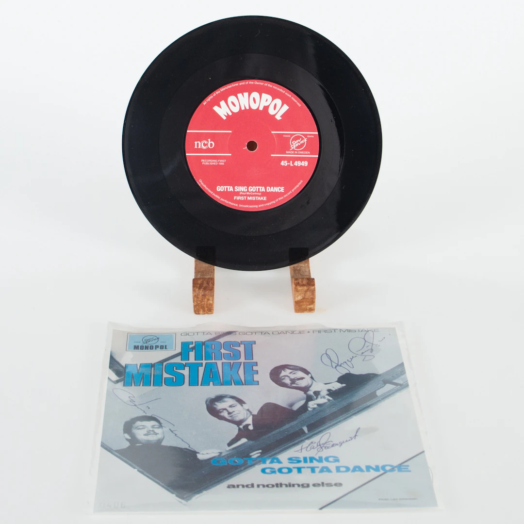 FIRST MISTAKE. Singel 7", "Gotta Sing Gotta Dance And Nothing Else", signerad.