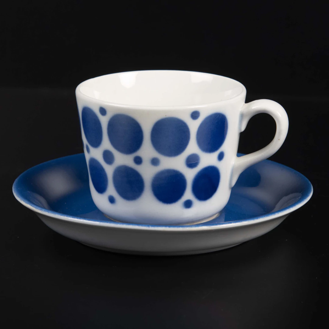 GÖRAN BÄCK. kaffekoppar och fat 7 st "pop", Arabia 1960-tal, flintgods.