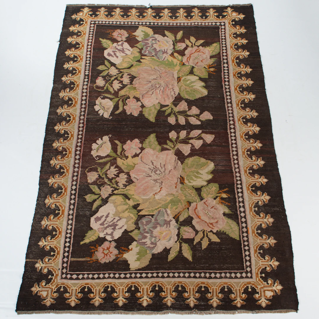 MATTA, rosenkelim, sannolikt Moldavien/Balkan, 1900-tal, ca 171 x 274 cm.