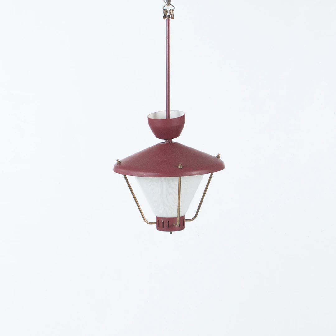 TAKLAMPA. Lackerad metall och glas, 1940-50-tal.