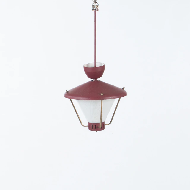 TAKLAMPA. Lackerad metall och glas, 1940-50-tal.