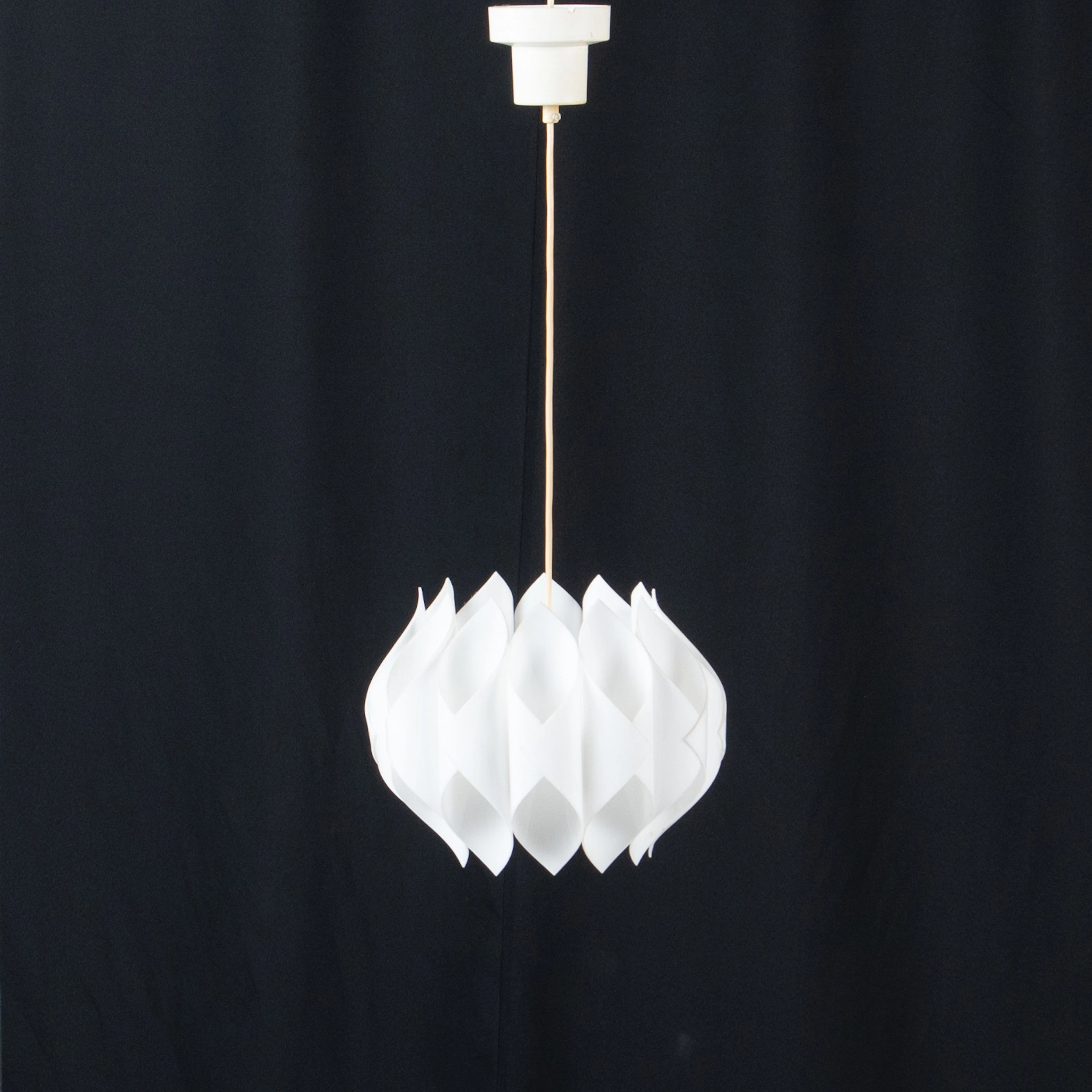 HANNELORE DREUTLER. Taklampa, ”Pyrola”, Ateljé Lyktan, Åhus, 1900-talets