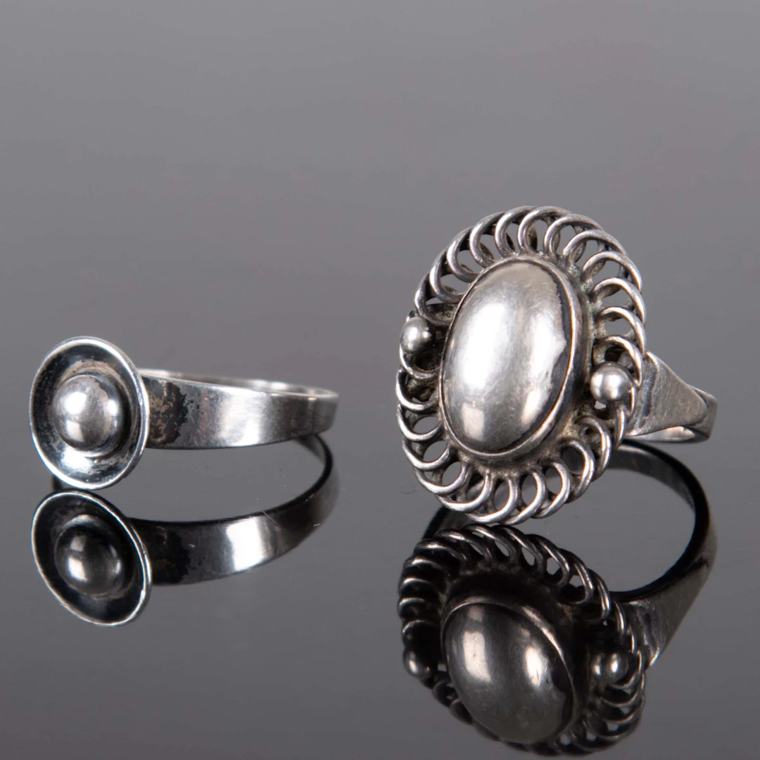 RING. 2 st, silver bl.a Gussi.