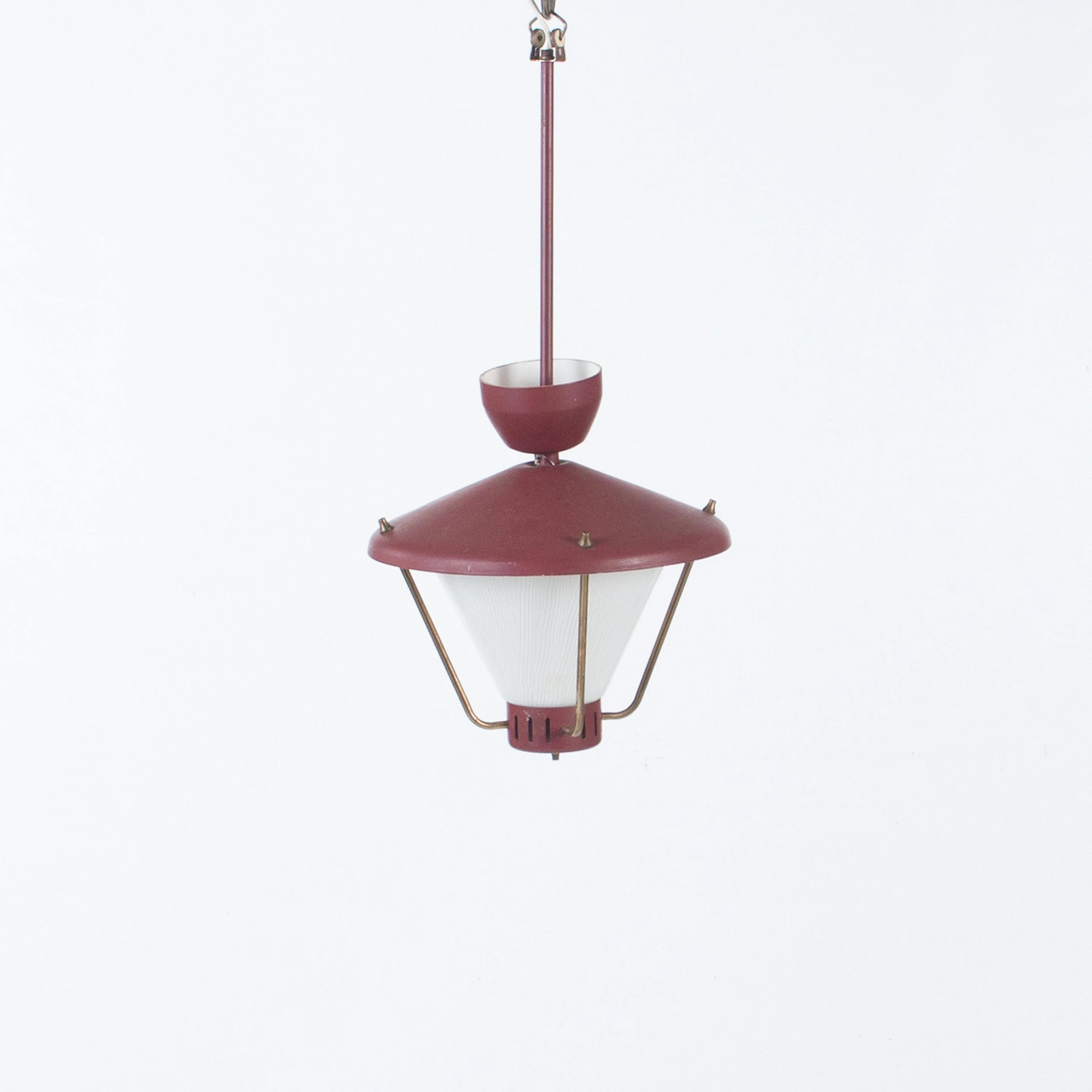 TAKLAMPA. Lackerad metall och glas, 1940-50-tal.