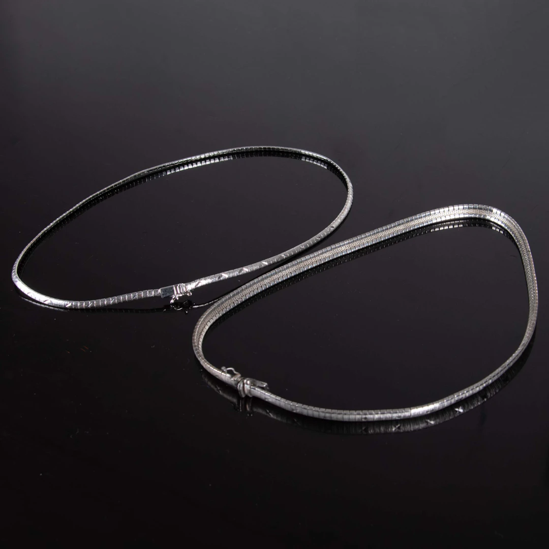 COLLIER SILVER. 2 stycken, halvstela.