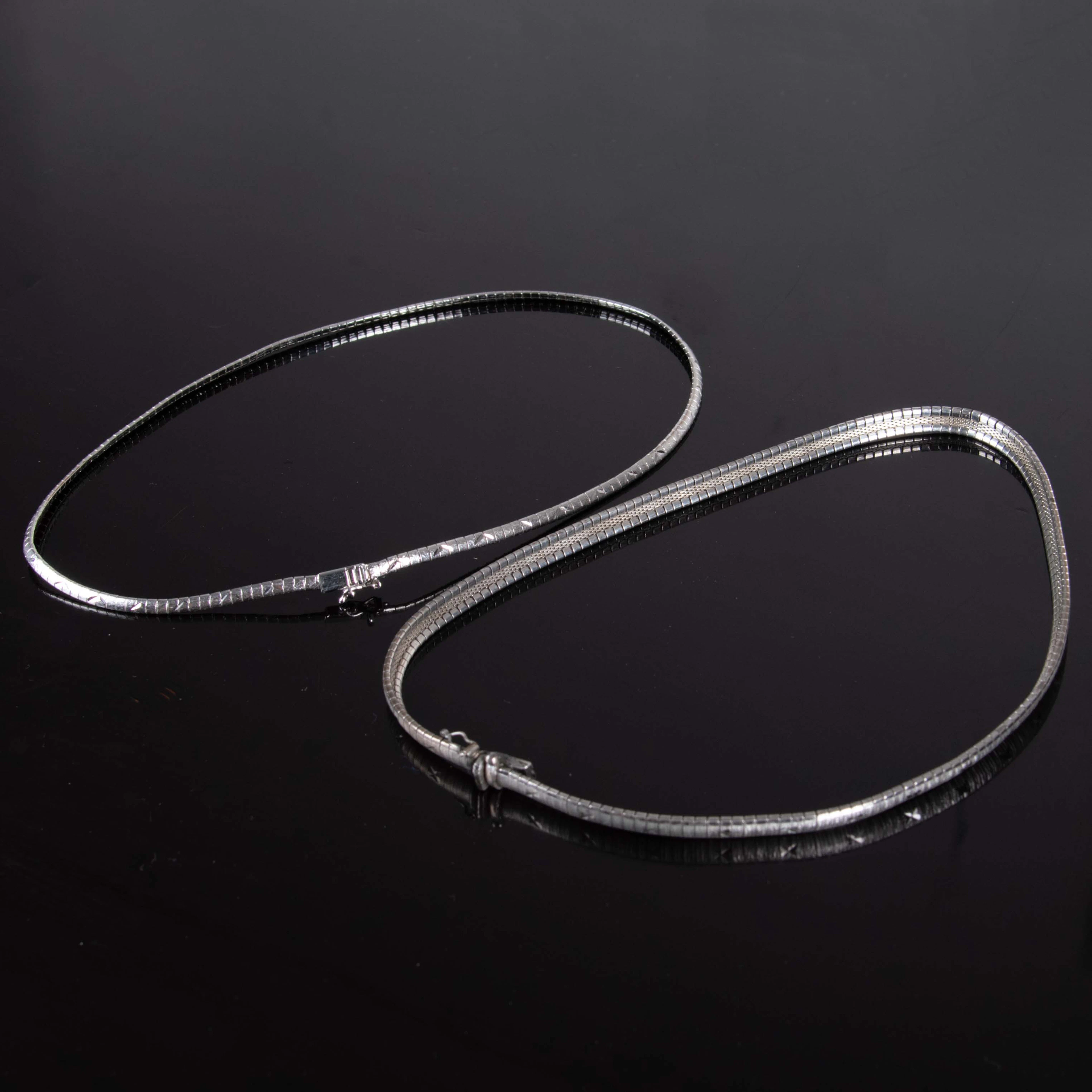 COLLIER SILVER. 2 stycken, halvstela.