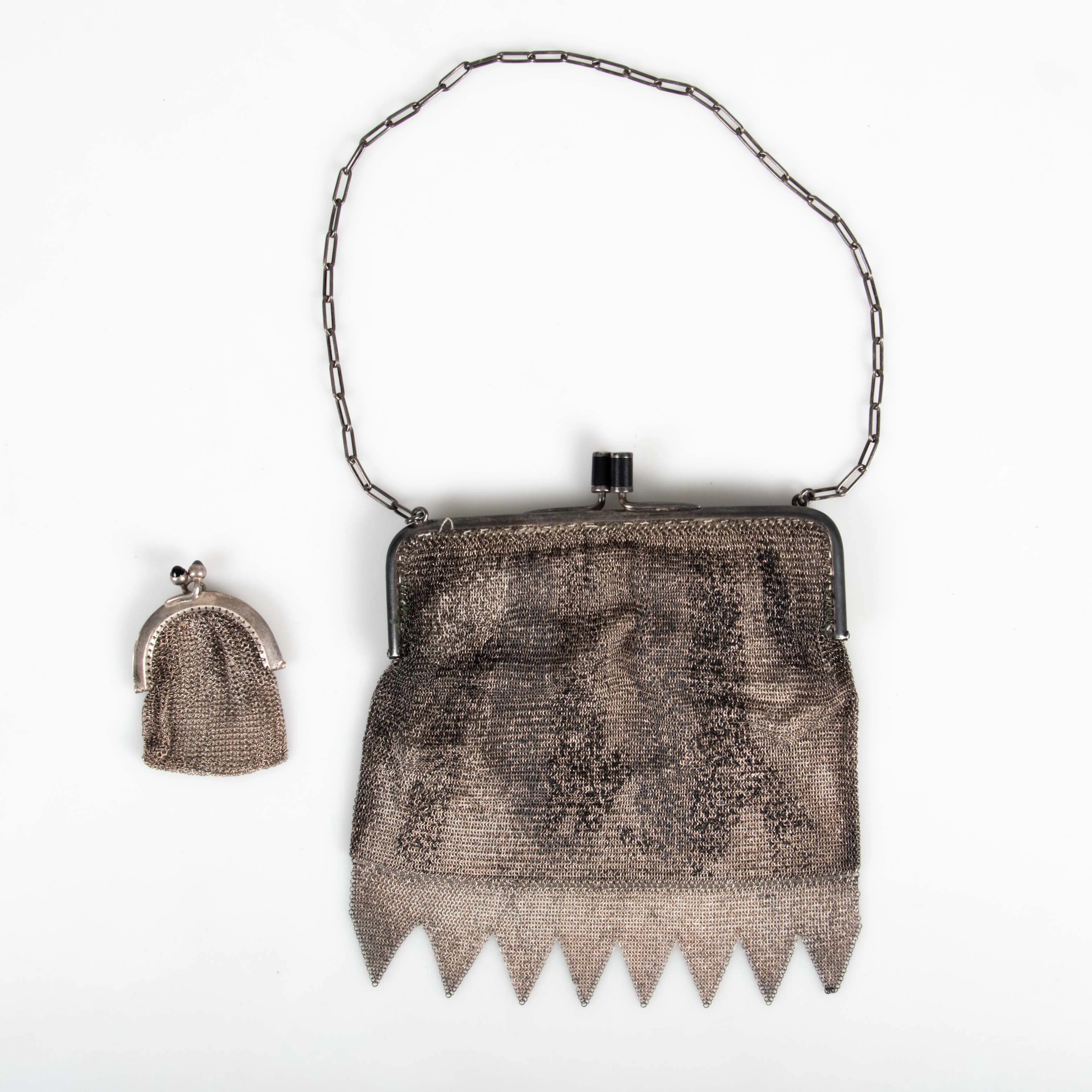 AFTONVÄSKA och MYNTBÖRS. 2 delar nysilver, metall, 1900-talets första del.