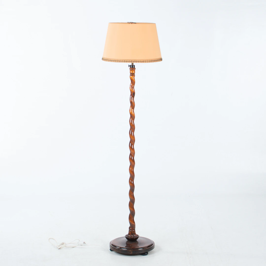 GOLVLAMPA, svarvat trä, 1900-talets mitt.