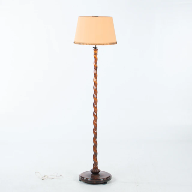 GOLVLAMPA, svarvat trä, 1900-talets mitt.