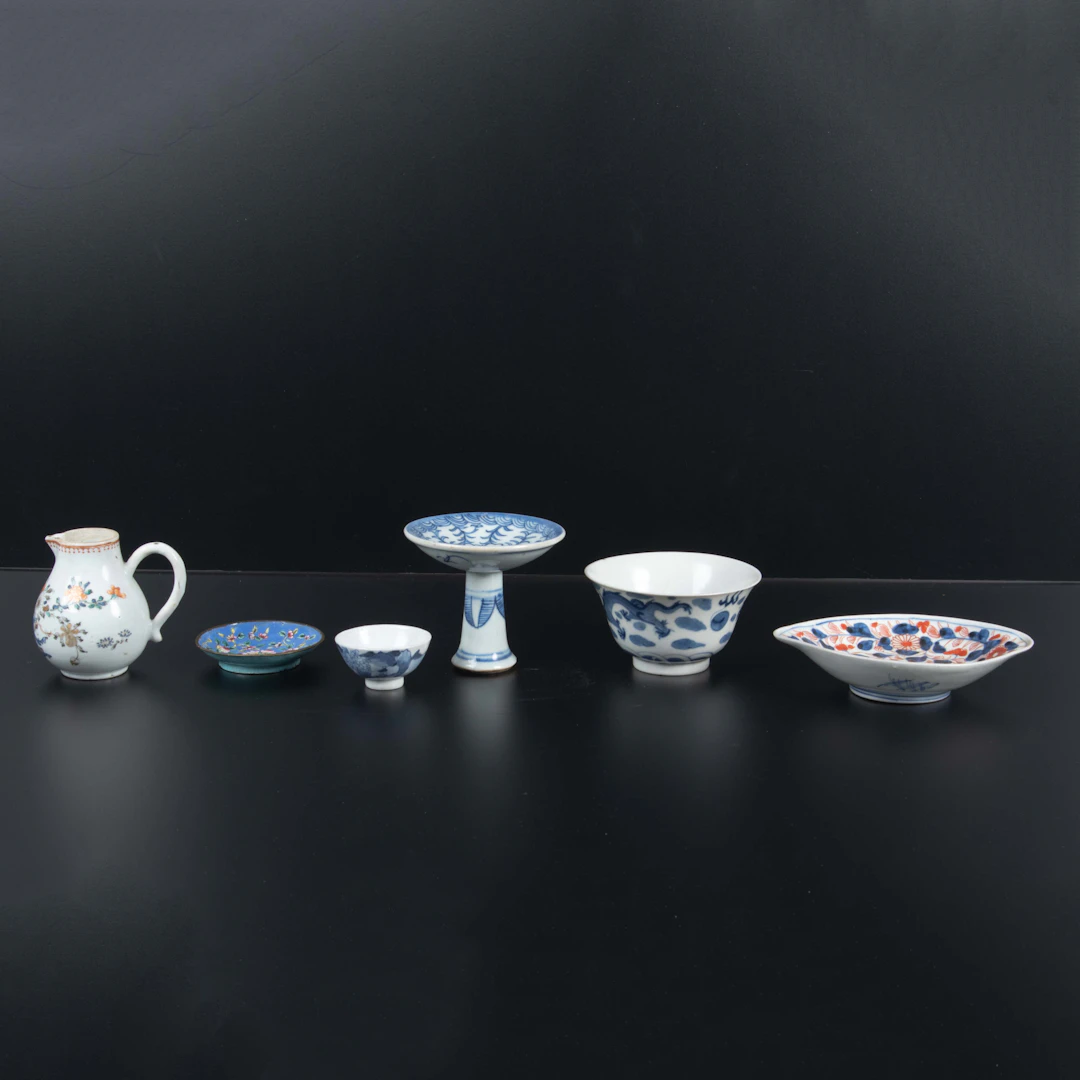 ASIATISKT PORSLIN, 6 delar, Kina och Japan, 1700–1900-tal, blåvit