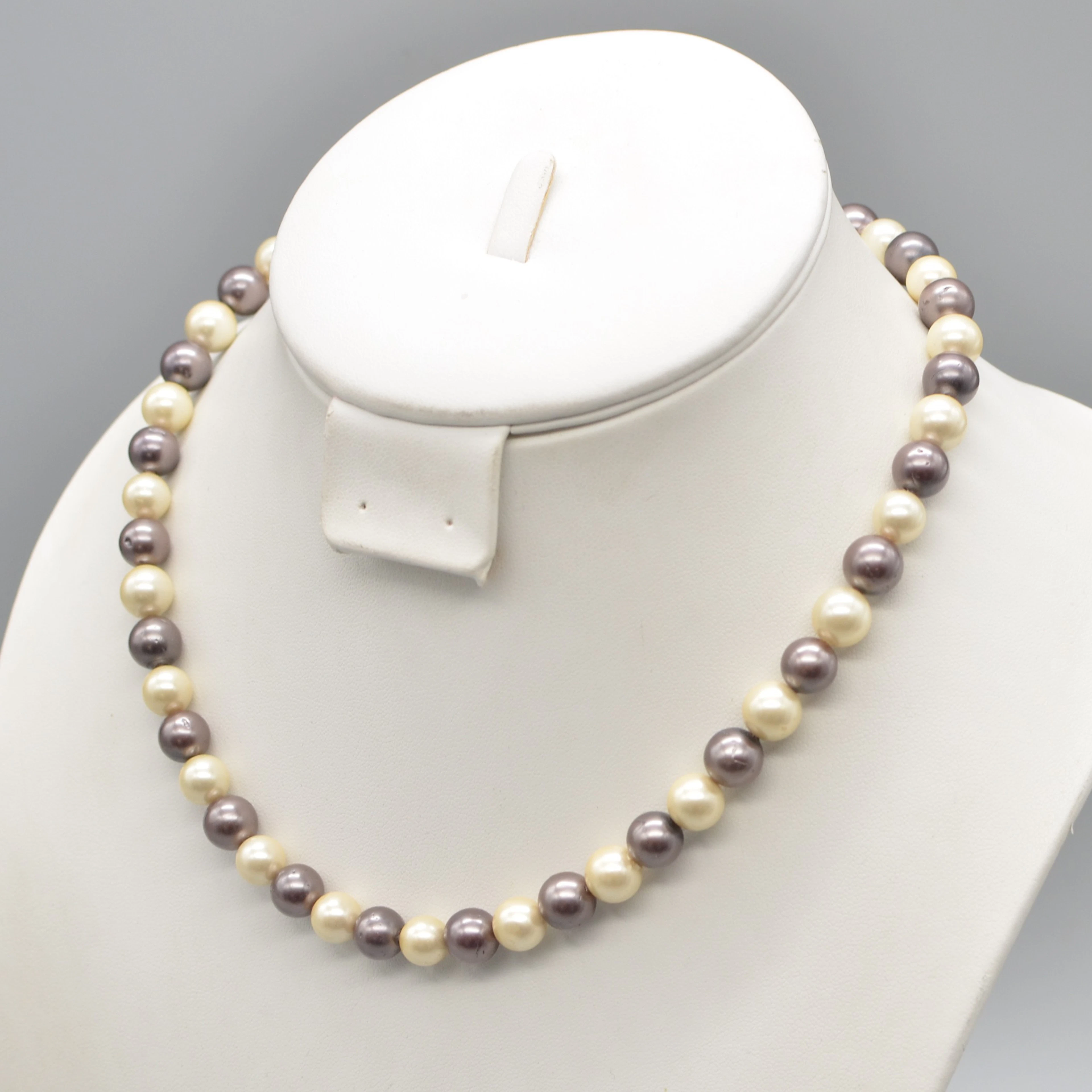 DESIGNER-PERLENCOLLIER AUS MUSCHELKERNPERLEN, ZWEIFARBIG, VERGOLDETER