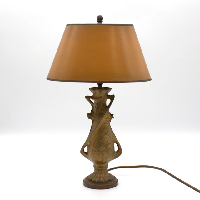 CLAUDE BONNEFOND. SIGNIERTE ART NOUVEAU DESIGNERLAMPE UM 1900. BRONZE.