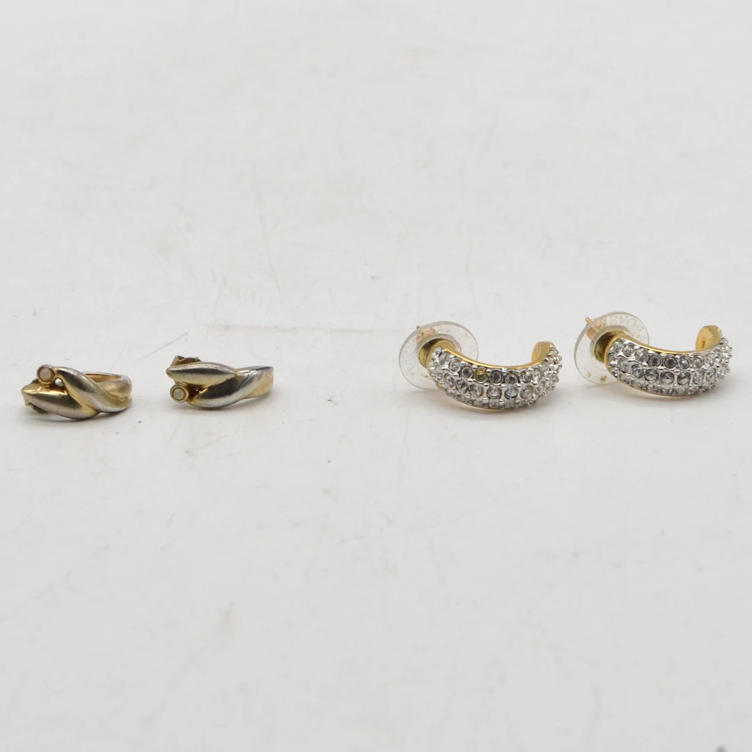 MODESCHMUCK KONVOLUT: ZWEI PAAR OHRRINGE.