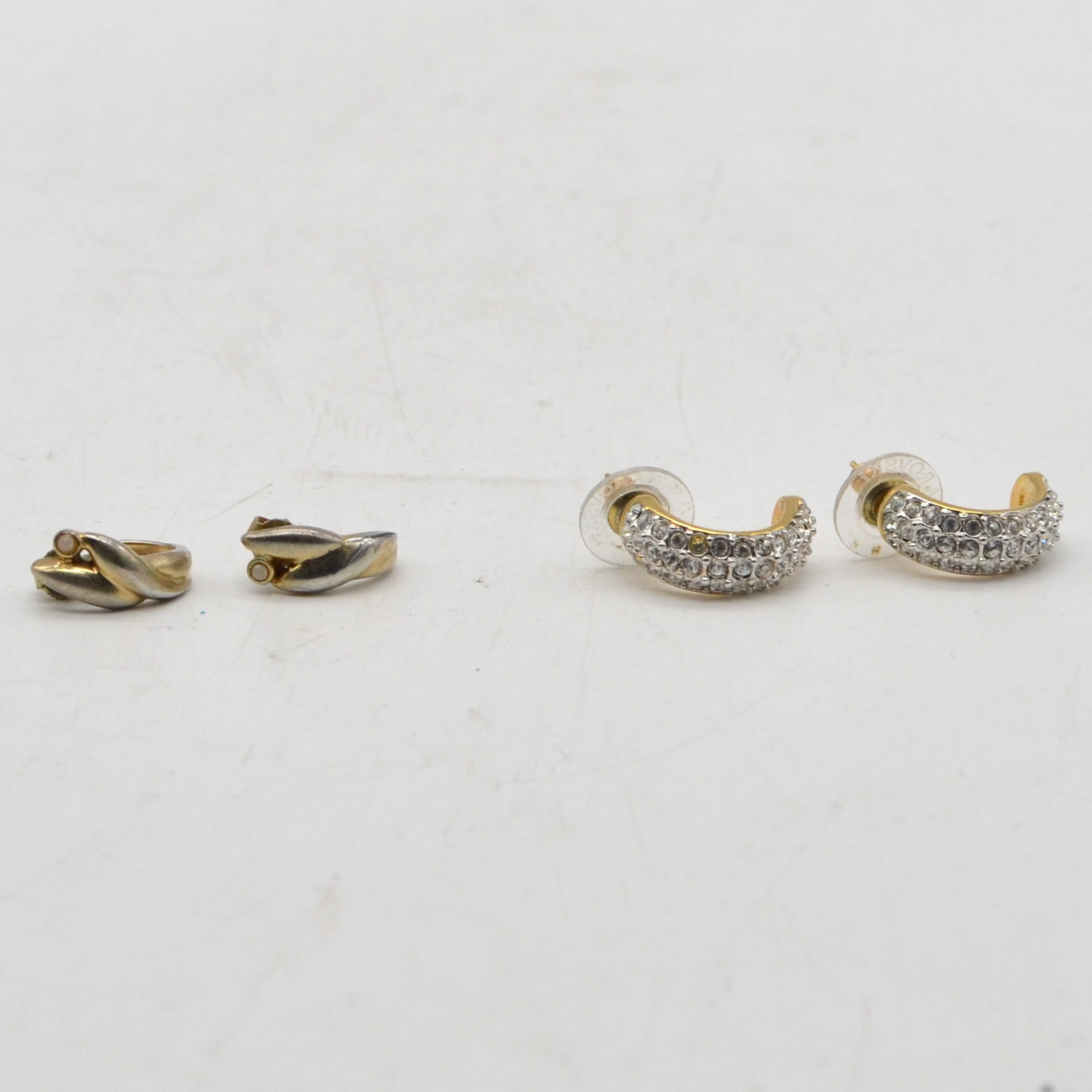 MODESCHMUCK KONVOLUT: ZWEI PAAR OHRRINGE.