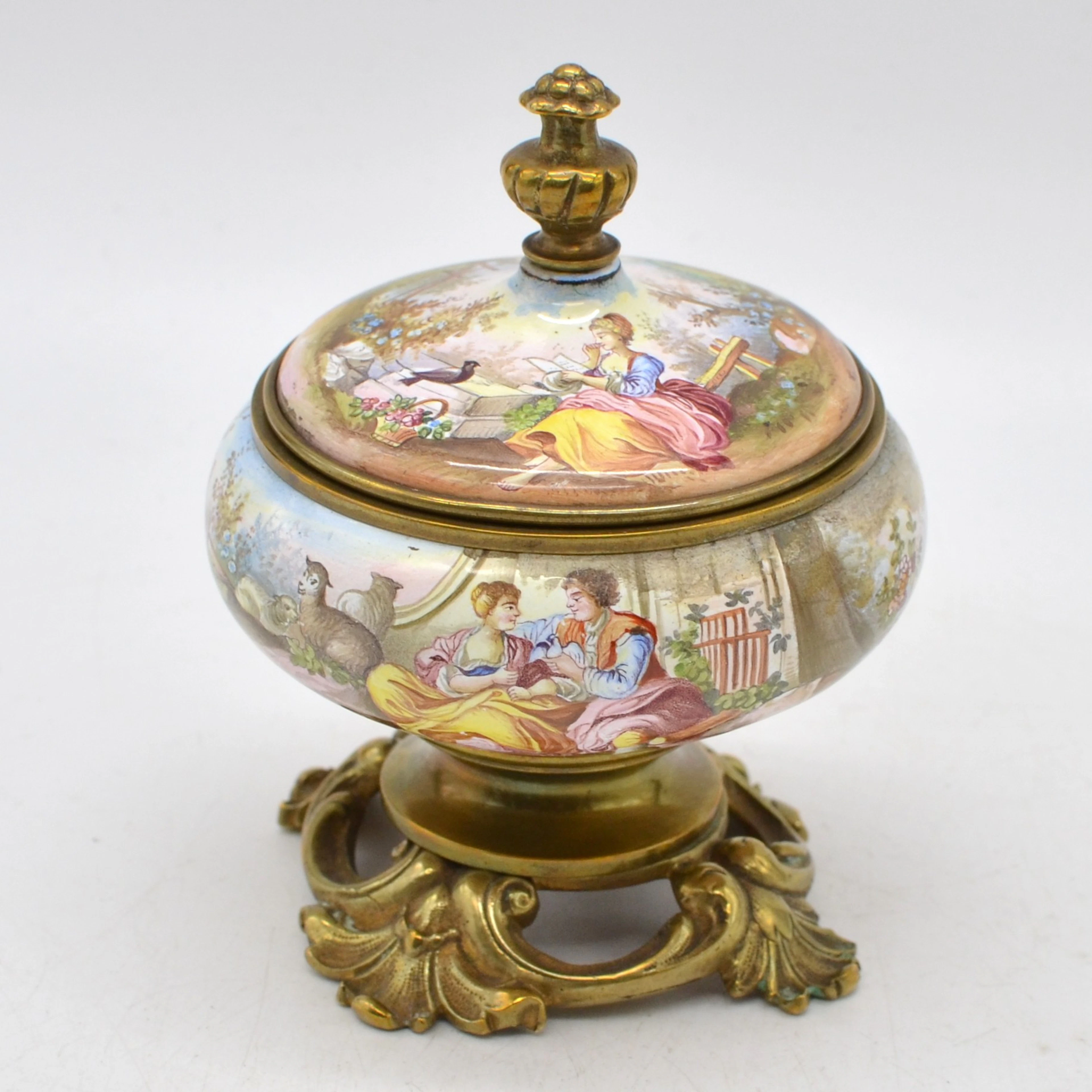 FRANZÖSISCHE EMAILLEDOSE, ROMANTISCHE SZENE, HANDMALEREI, BRONZEMONTUR