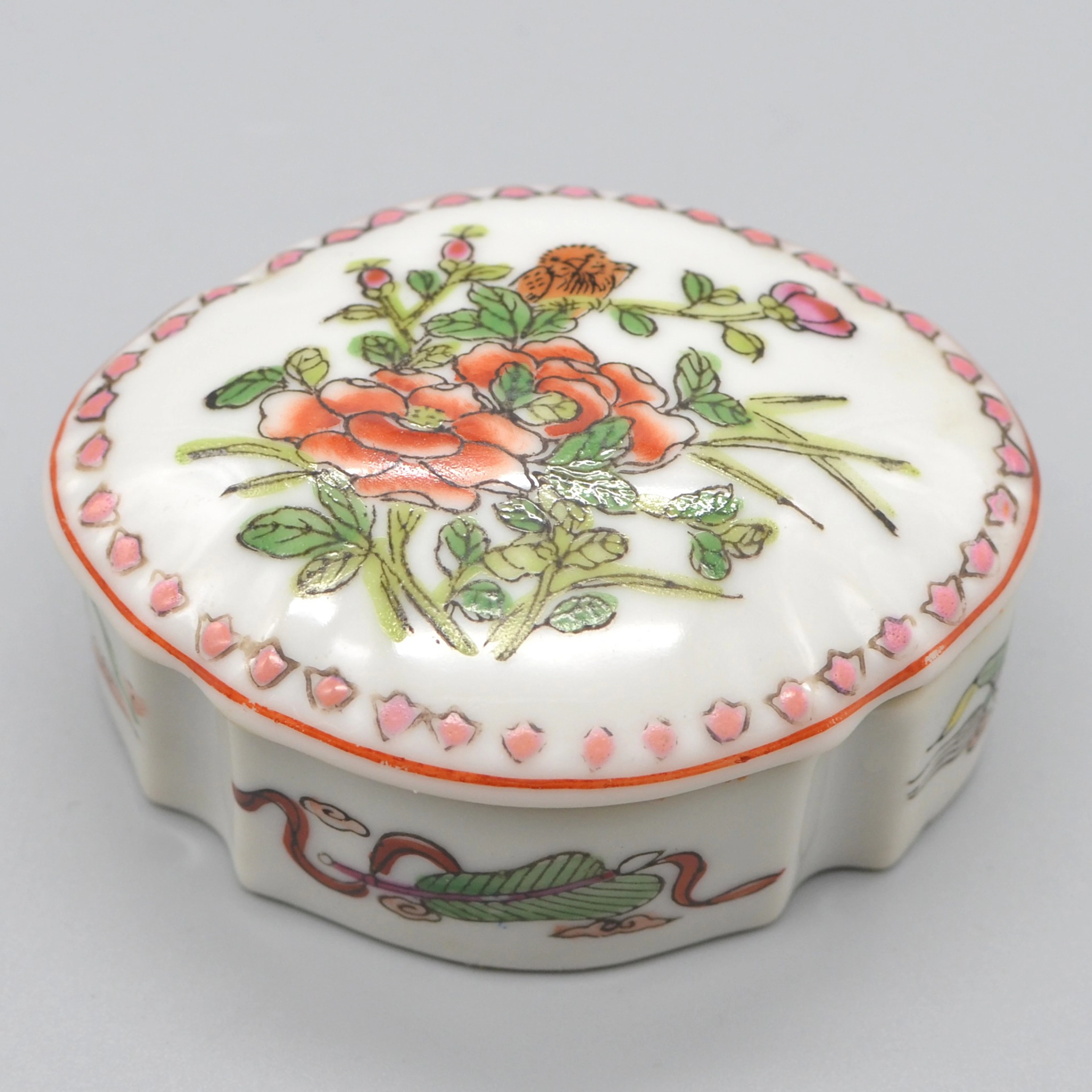 ASIATISCHE DOSE, PORZELLAN, BLUMENMUSTER UND ANTIQUITÄTEN, CHINA