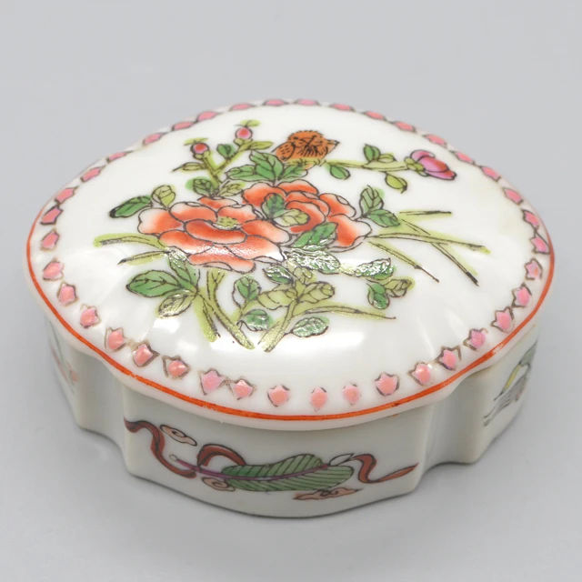 ASIATISCHE DOSE, PORZELLAN, BLUMENMUSTER UND ANTIQUITÄTEN, CHINA