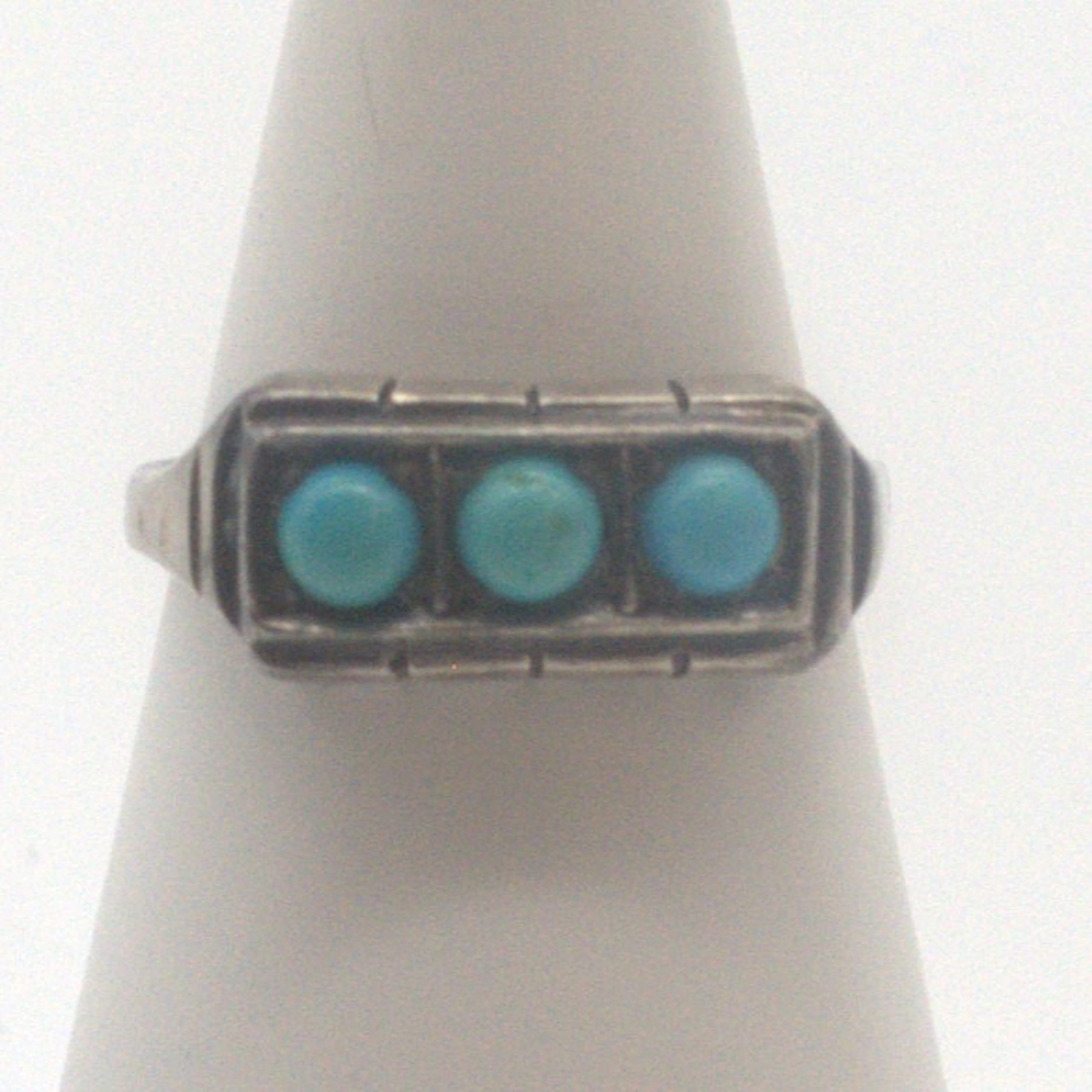 ART DÉCO DESIGNER RING 835 SILBER, MIT DREI TÜRKIS CABOCHONS UM CA. 1930.