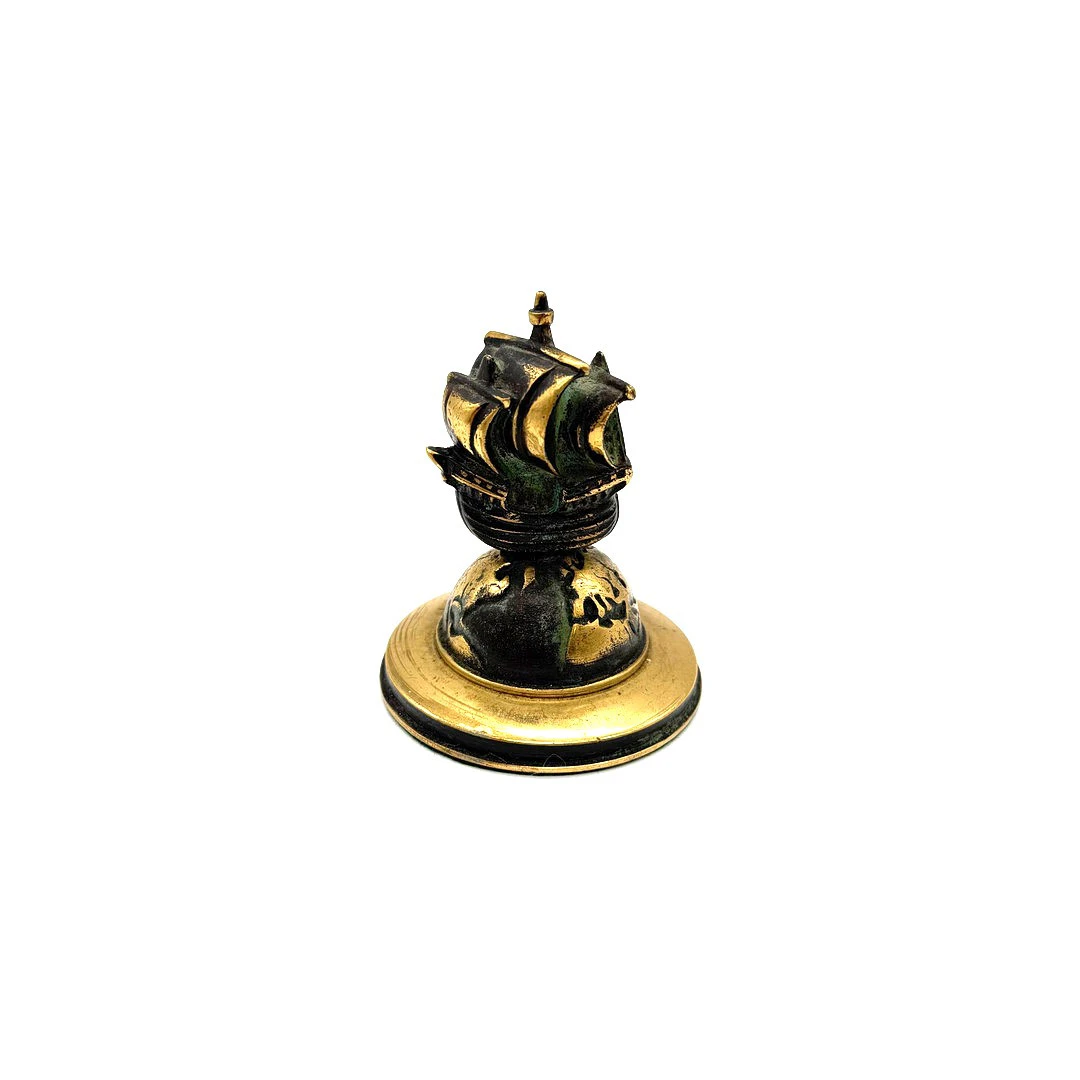 BRIEFBESCHWERER BRONZE SCHIFF AUF GLOBUS.
