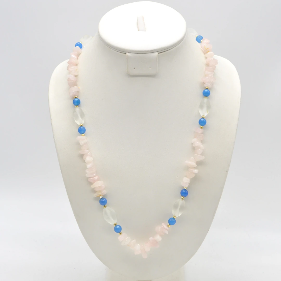 EDELSTEINCOLLIER AUS AQUAMARI UND ROSENQUARZ, MATTIERTE GLASPERLEN