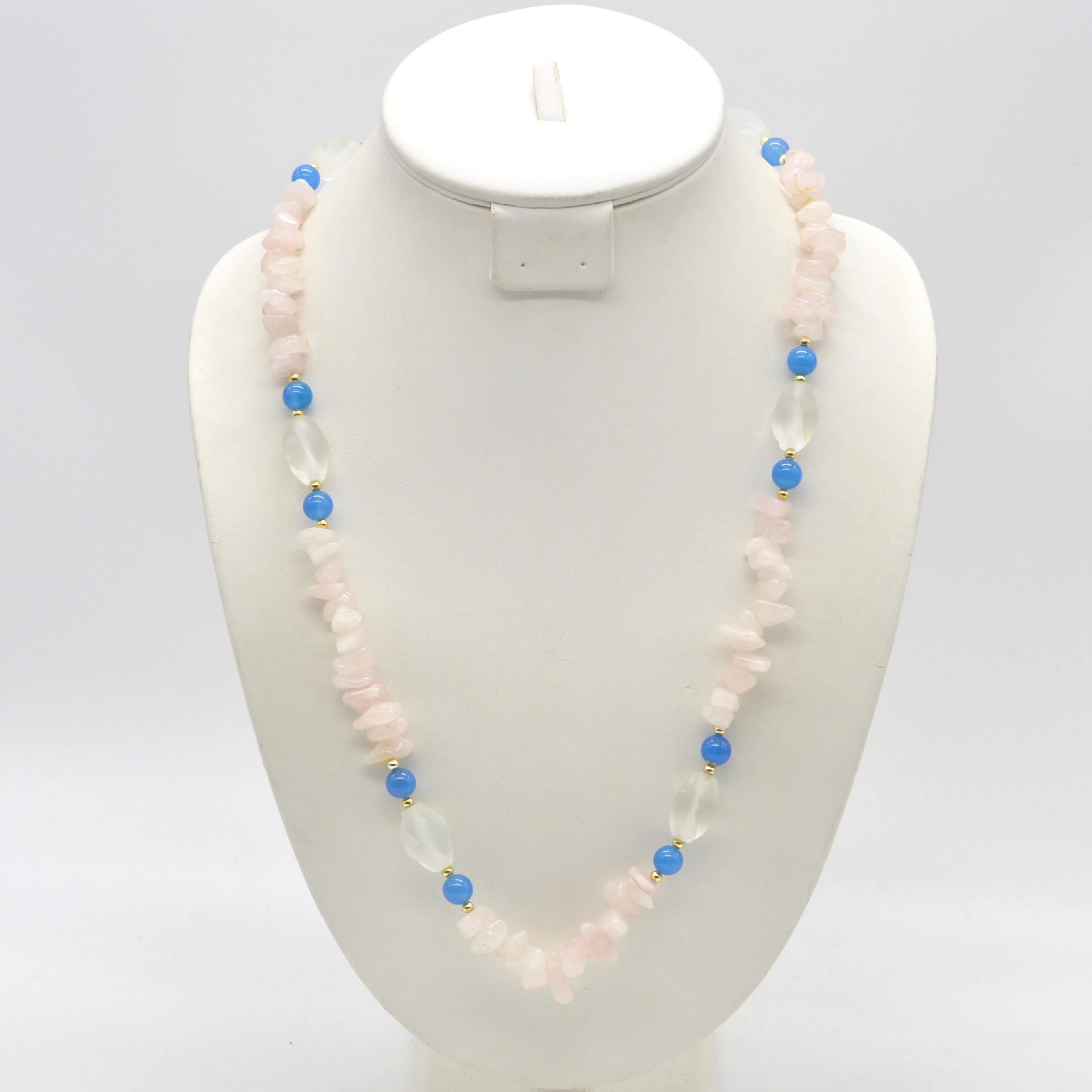 EDELSTEINCOLLIER AUS AQUAMARI UND ROSENQUARZ, MATTIERTE GLASPERLEN