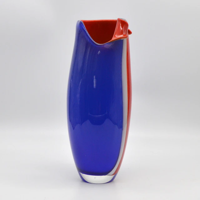 PETR HORA (1949). GROßE DESIGNERVASE AUS GLAS, BLAU-WEISS-ROT, MEHRFACHES