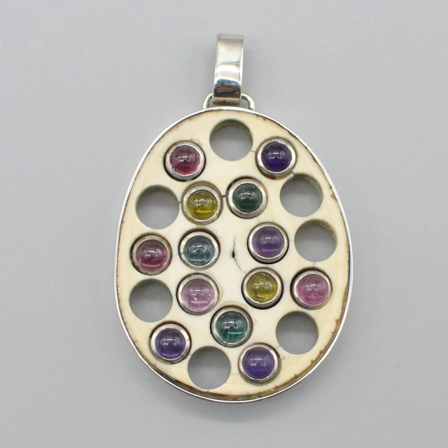 DESIGNERANHÄNGER, STERLINGSILBER - BEIN - FARBSTEINE, MITTE 20. JAHRHUNDERT.