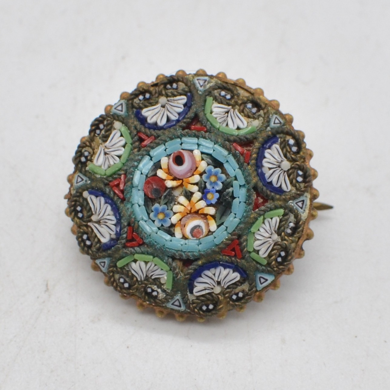 MURANO GLAS BROSCHE, MICROMOSAIK, BLUMENDEKOR, ITALIEN, FRÜHES 20. JAHRHUNDERT.