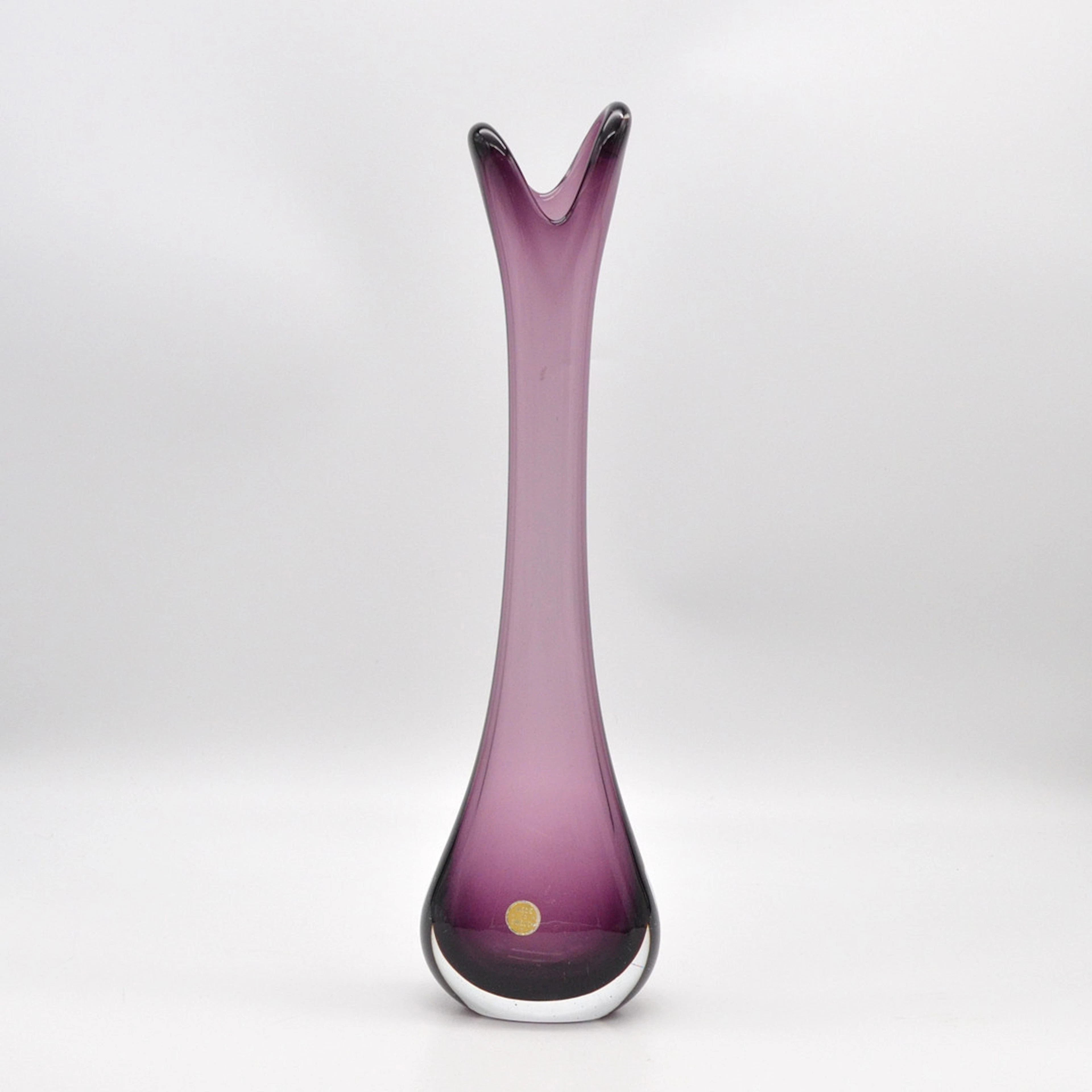 SCHWEDISCHE DESIGNERVASE, PURPUR UND TRANSPARENT, STUDIOGLAS, 20.