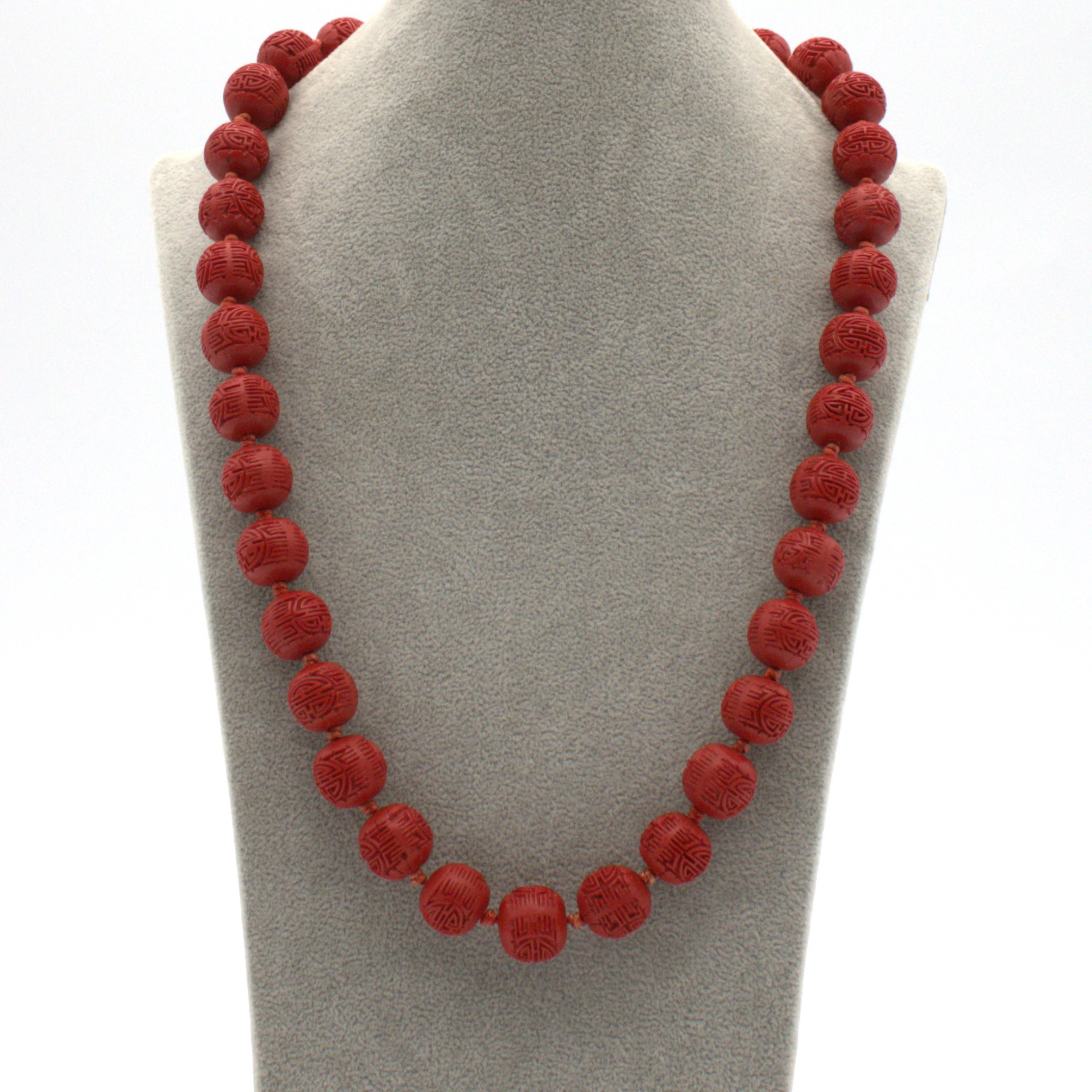 CHINESISCHES VINTAGE COLLIER MIT GESCHNITZTEN ZINNOBER PERLEN UM 1960-1970.
