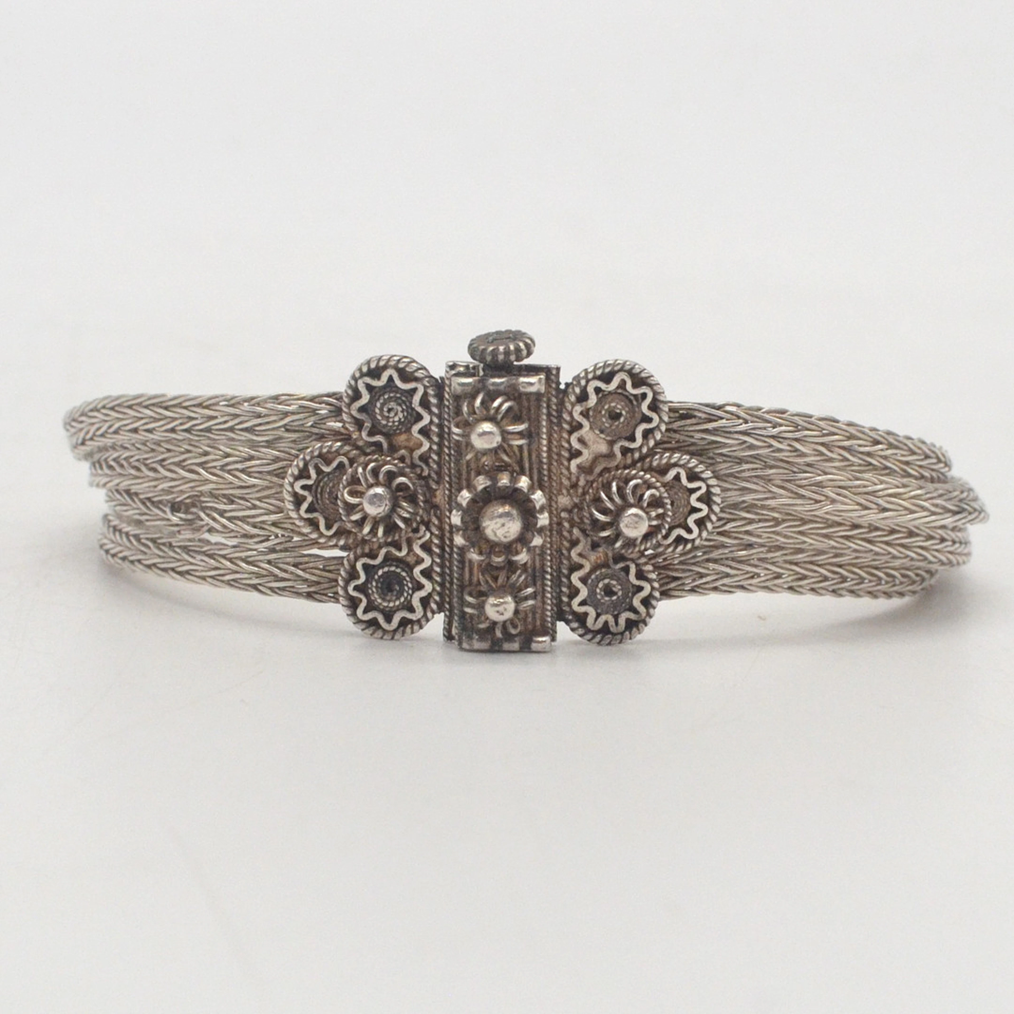 SILBERARMBAND, BLUMENDEKOR, DRAHTKUNST, GEPRÜFT 925, VIER ZOPFKETTEN