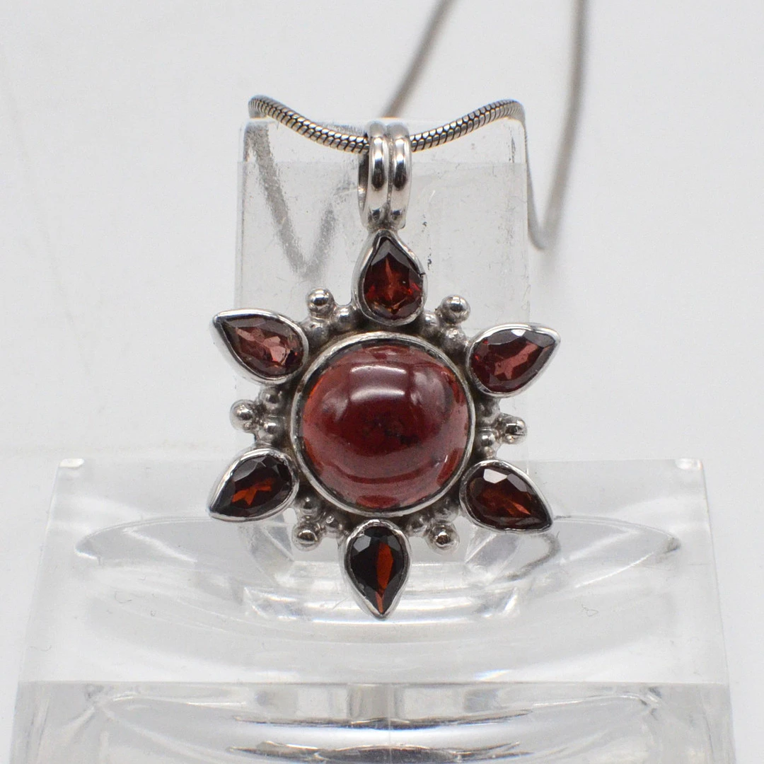 COLLIERANHÄNGER MIT ALMANDIN "SONNE", CABOCHON UND TROPFENFORM, FASSUNG