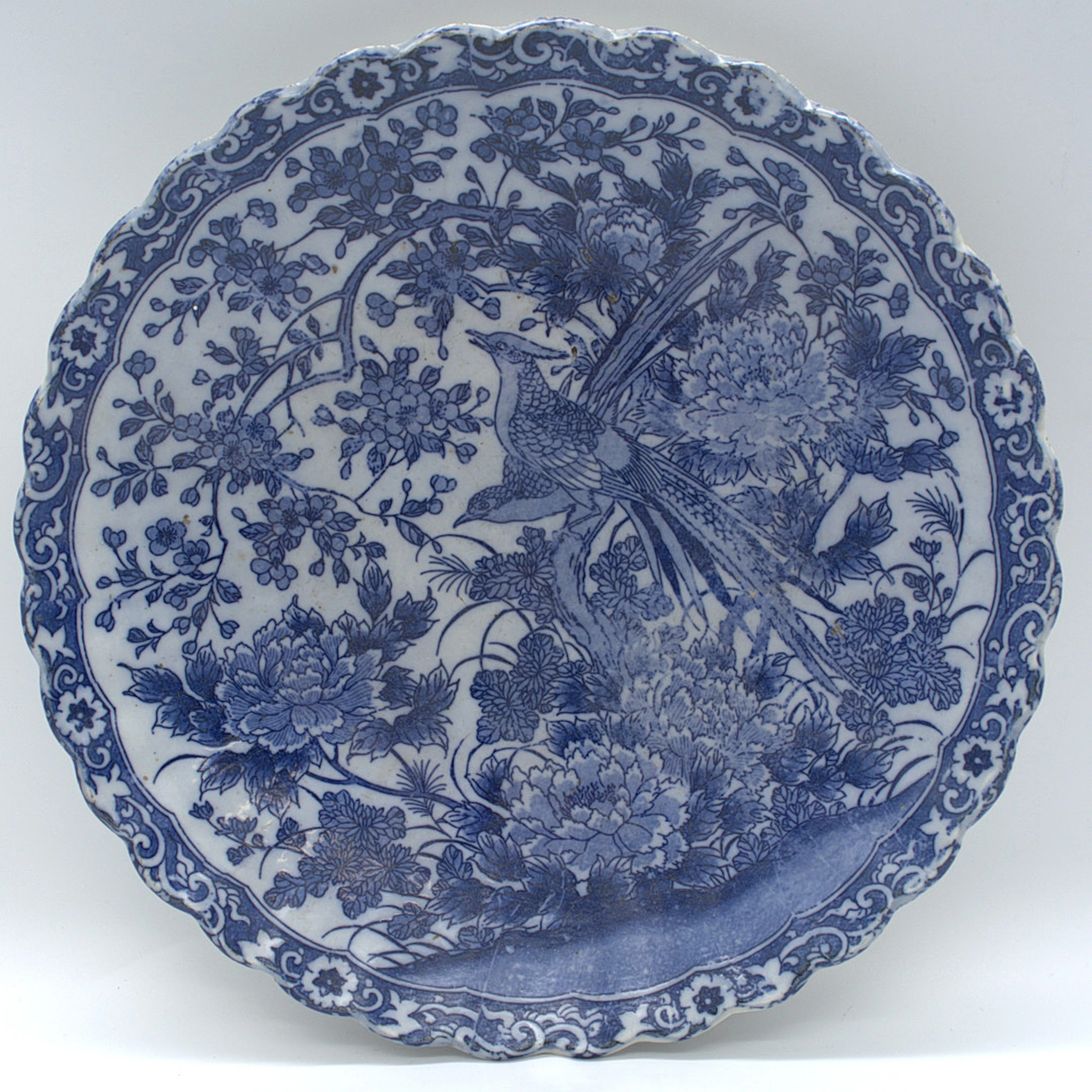 ANTIKER JAPANISCHER BLAU-WEISS IMARI-TELLER MIT WELLENSCHLIFF AUS