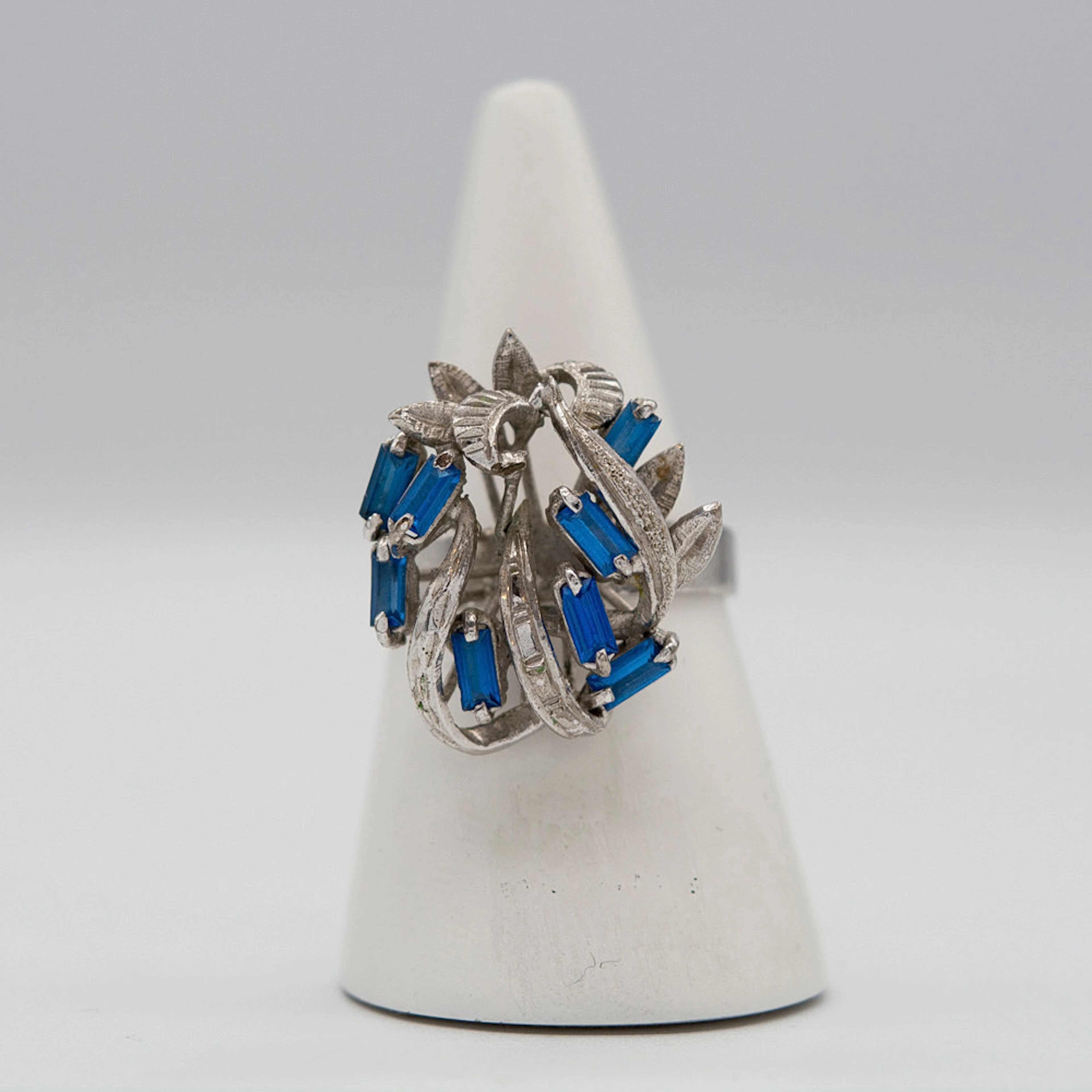 RING AUS 8 KARAT GOLD MIT BLAUEN TURMALIN.