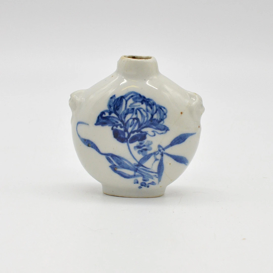 SNUFFBOTTLE AUS PORZELLAN, MIT BLUMENDEKOR, CHINA, 20. JAHRHUNDERT.