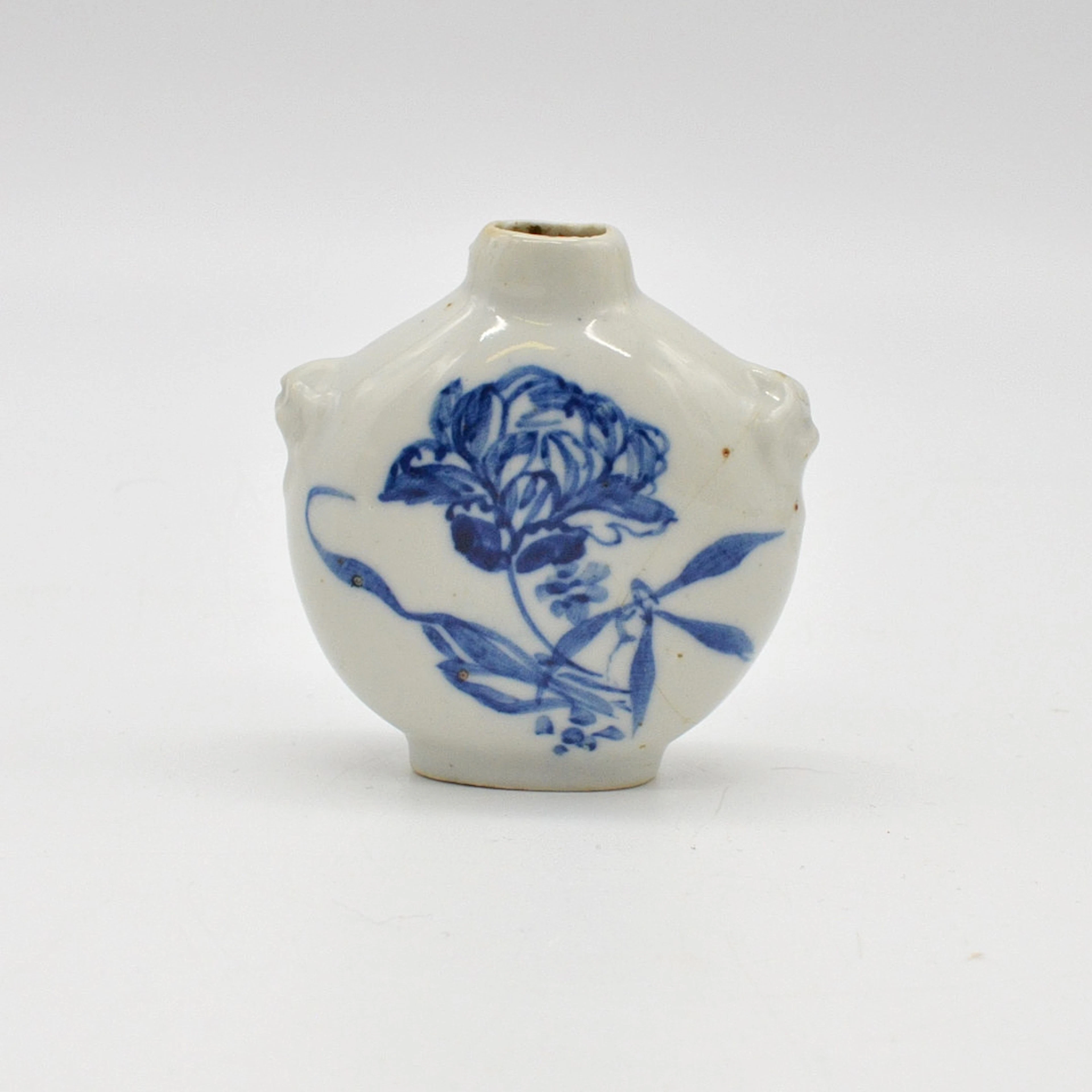 SNUFFBOTTLE AUS PORZELLAN, MIT BLUMENDEKOR, CHINA, 20. JAHRHUNDERT.