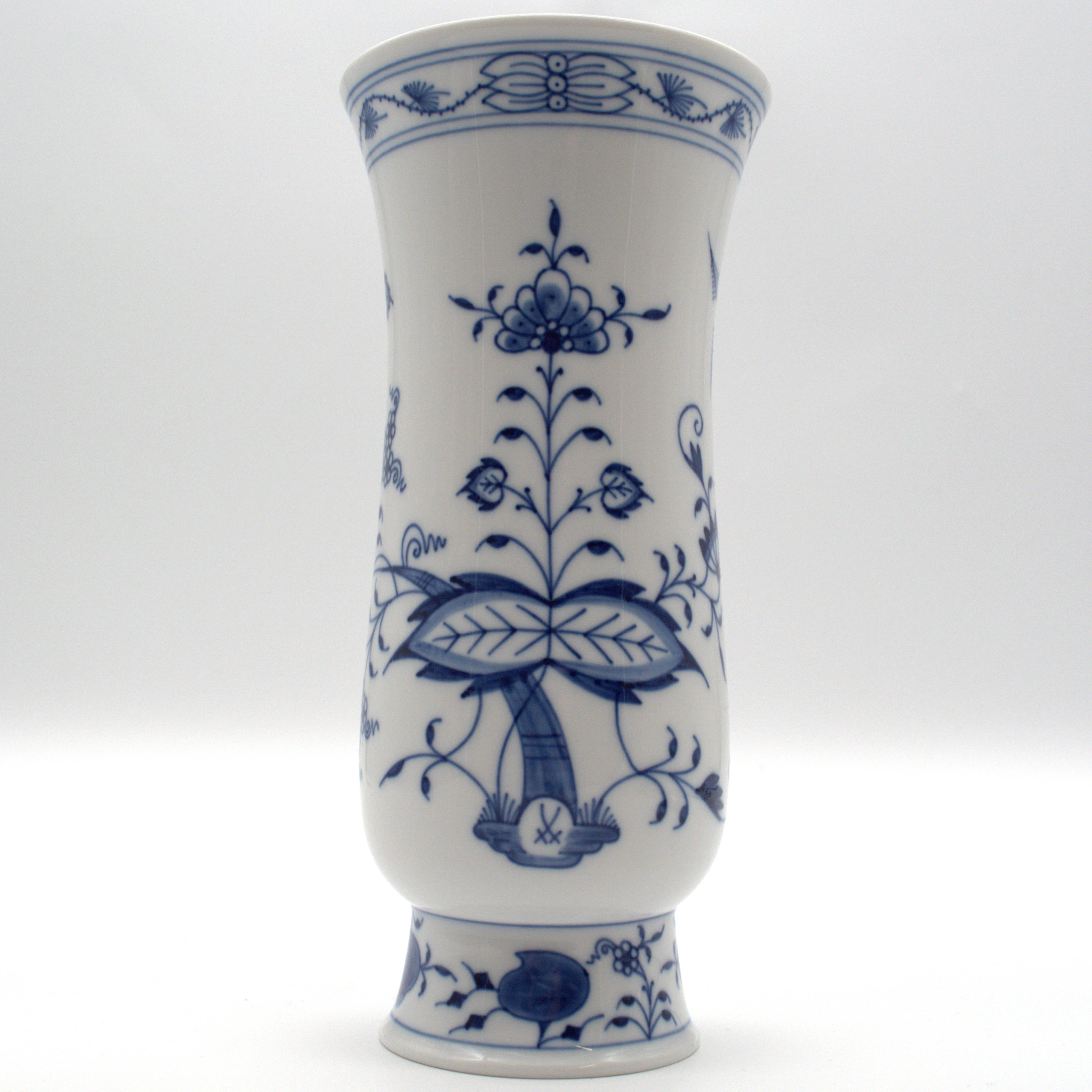 MEISSEN. PORZELLAN VASE ZWIEBELMUSTER, , 1. WAHL, 20. JAHRHUNDERT, CA. 20,5 CM.