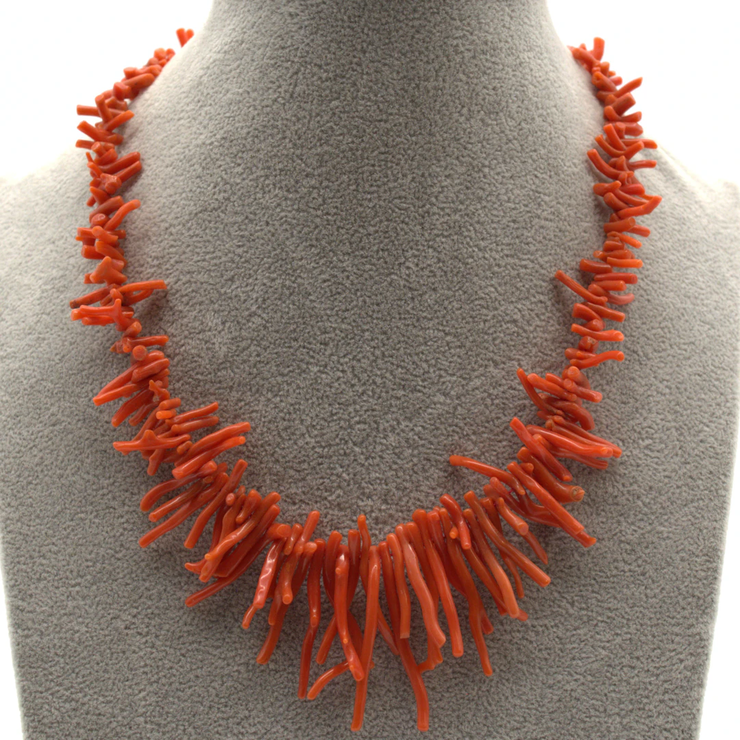 COLLIER AUS ROTER KORALLE, EINREIHIG, VERSILBERTER KARABINER VERSCHLUSS