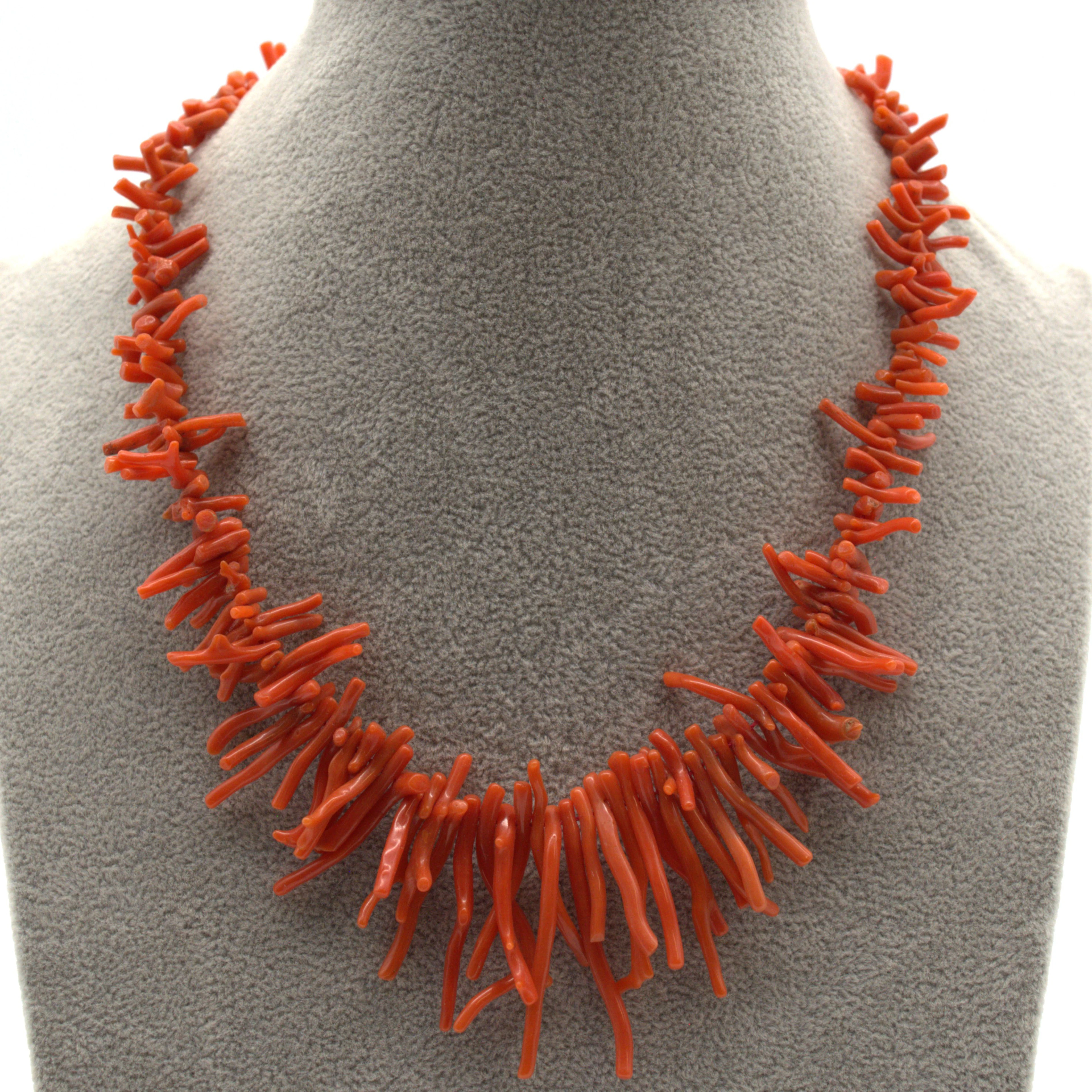 COLLIER AUS ROTER KORALLE, EINREIHIG, VERSILBERTER KARABINER VERSCHLUSS