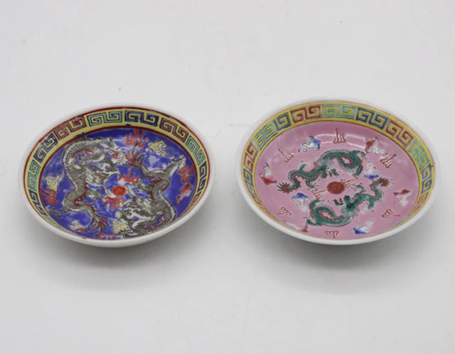 Zwei chinesische Porzellanschalen, um 1960.
