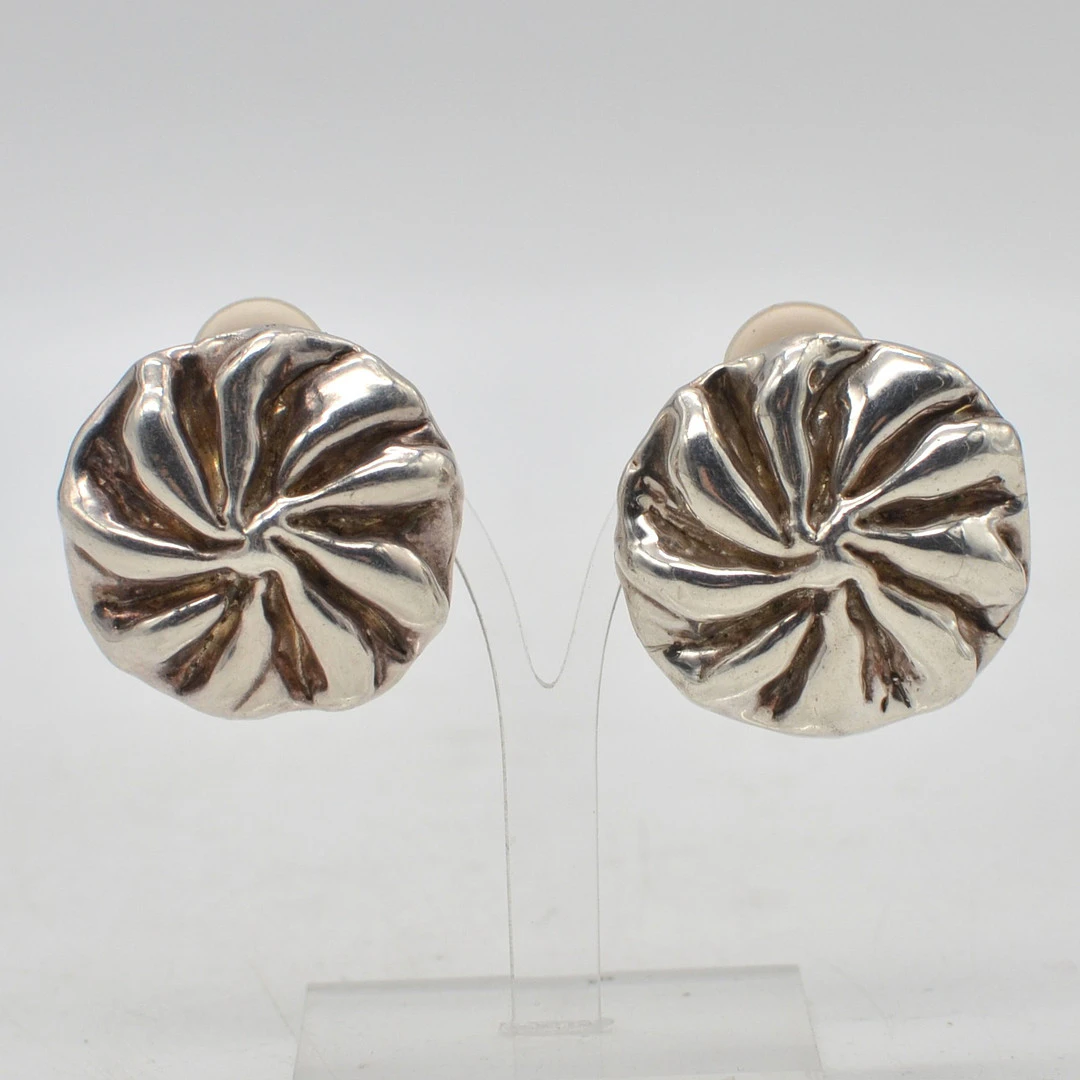 EIN PAAR DESIGNEROHRCLIPS, STRUDEL, STERLINGSILBER, MIESTERPUNZE "MG", UM 1950.