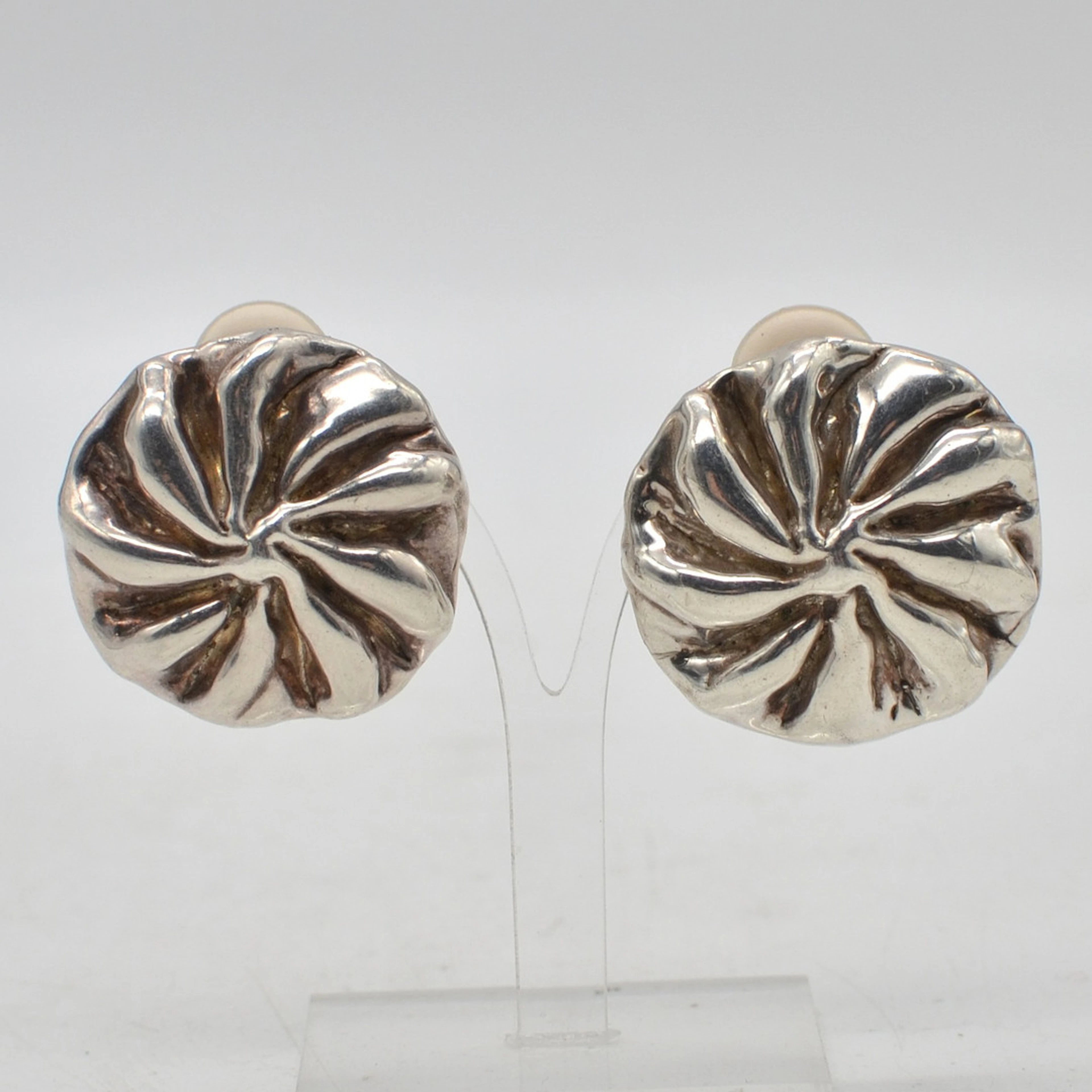 EIN PAAR DESIGNEROHRCLIPS, STRUDEL, STERLINGSILBER, MIESTERPUNZE "MG", UM 1950.