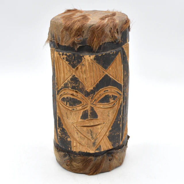 AFRIKANISCHE STAMMESTROMMEL, HOLZ UND LEDER, HANDGEMACHT UND HANDGESCHNITZT